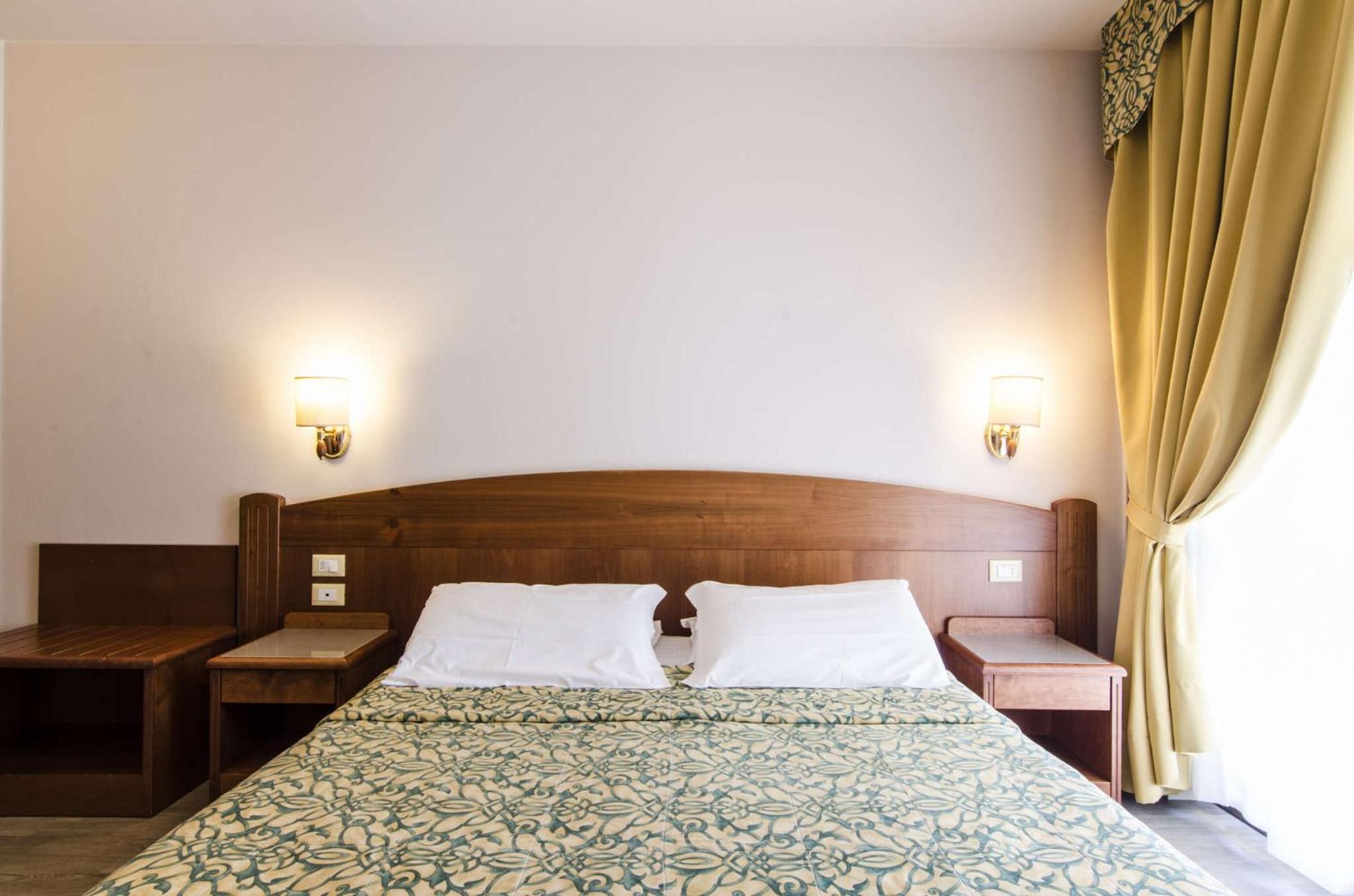 Superior Double or Twin Room with Partial Lake View photo 1