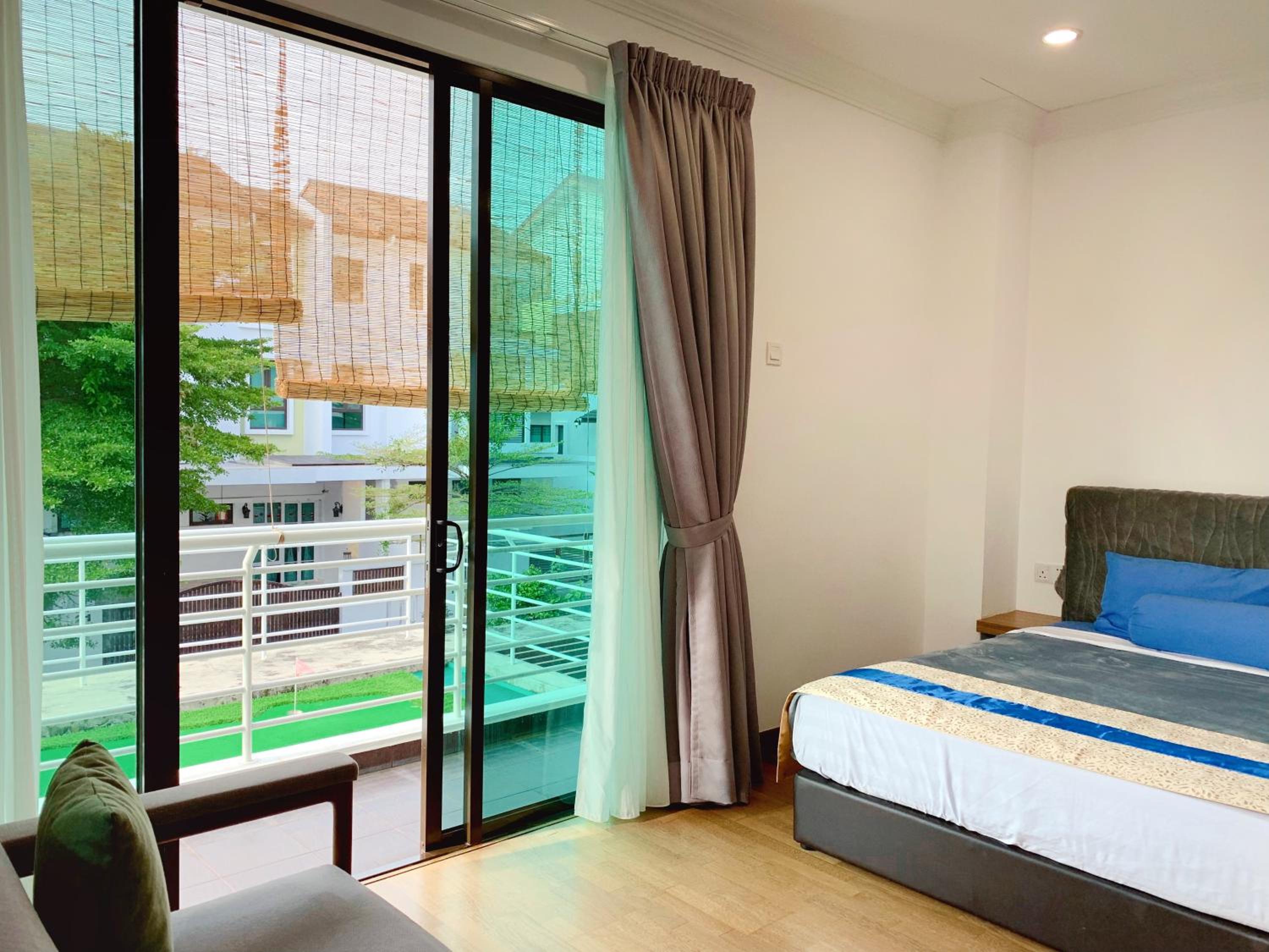 Double Room with Balcony (2 Adults + 1 Child) photo 2