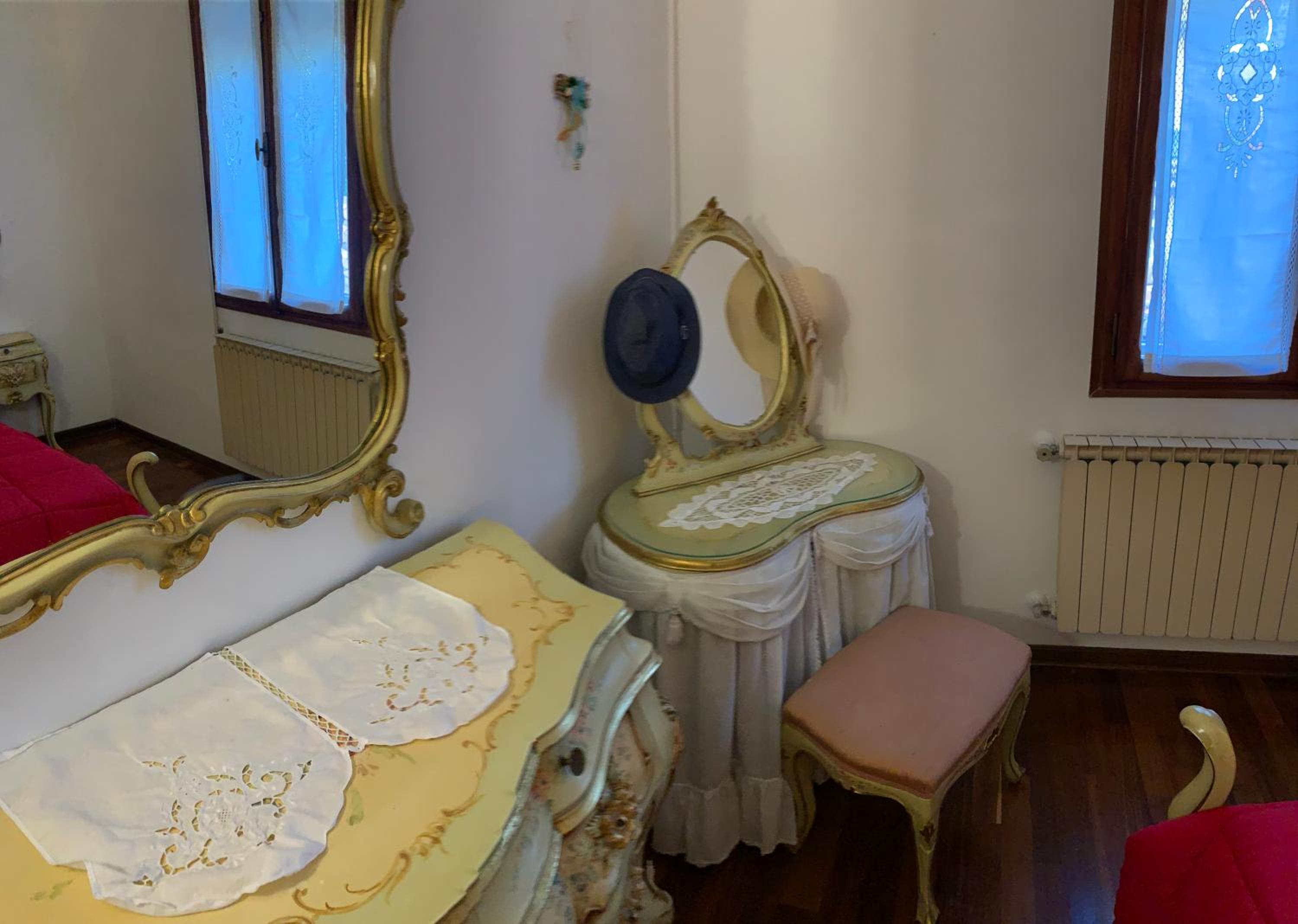 Queen Room with Shared Bathroom photo 3