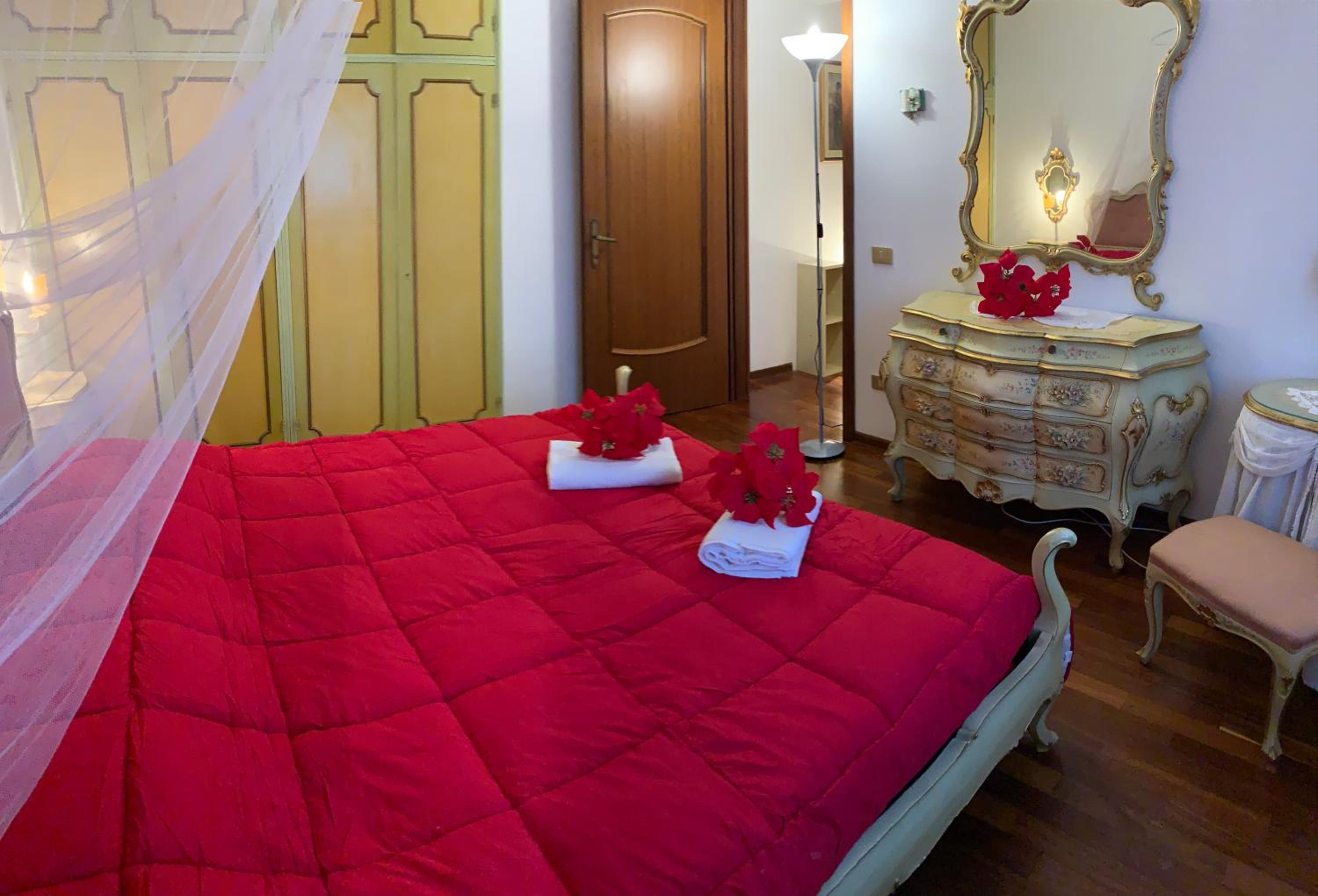 Queen Room with Shared Bathroom photo 3