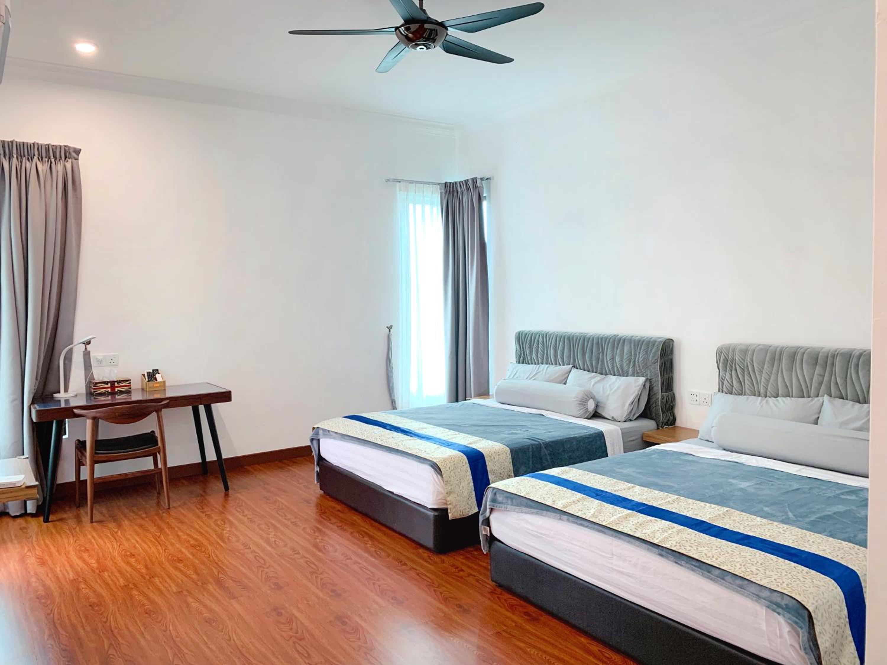 Quadruple Room with Balcony photo 3