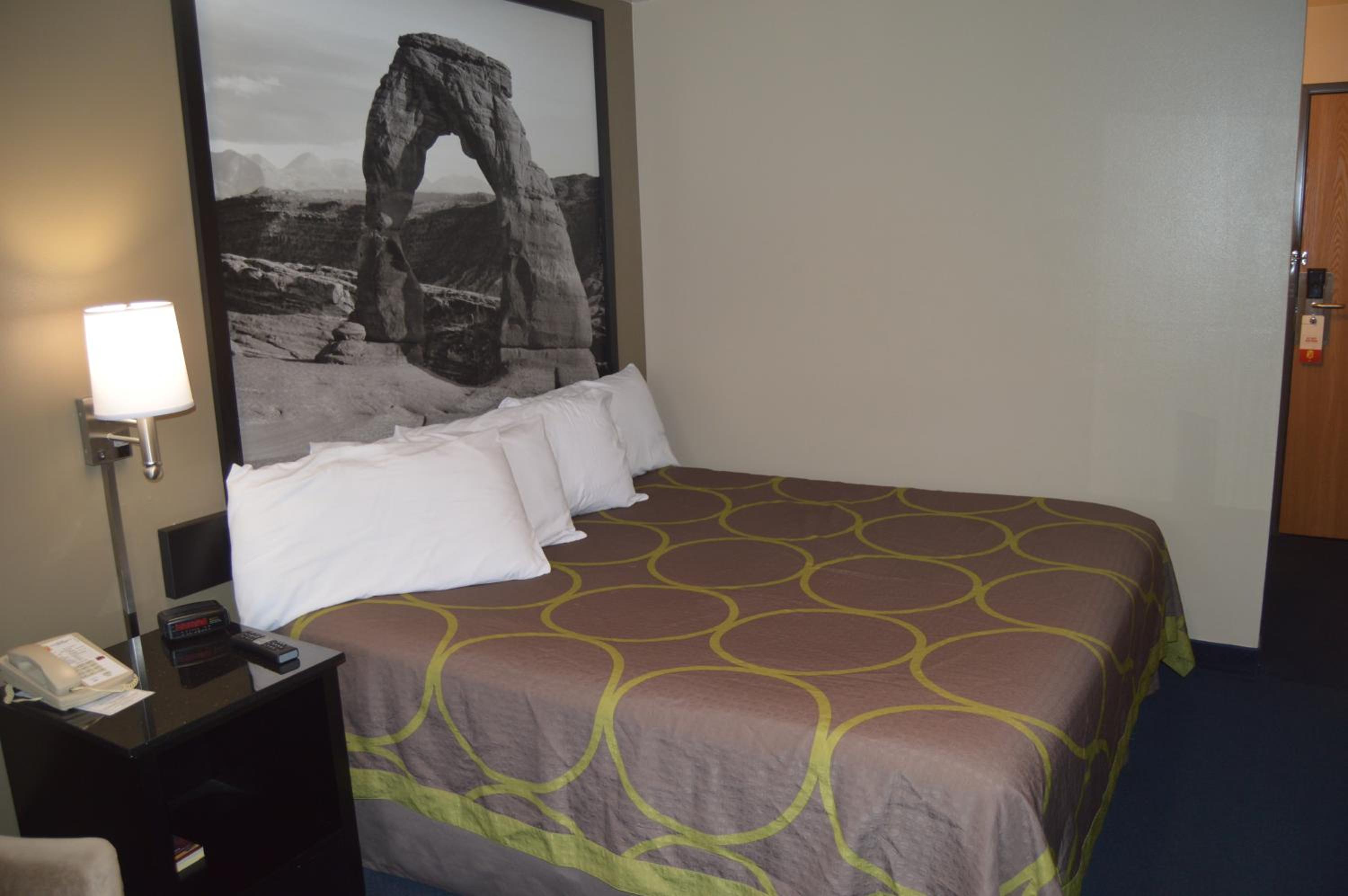 Queen Room - Non-Smoking - Photo 1