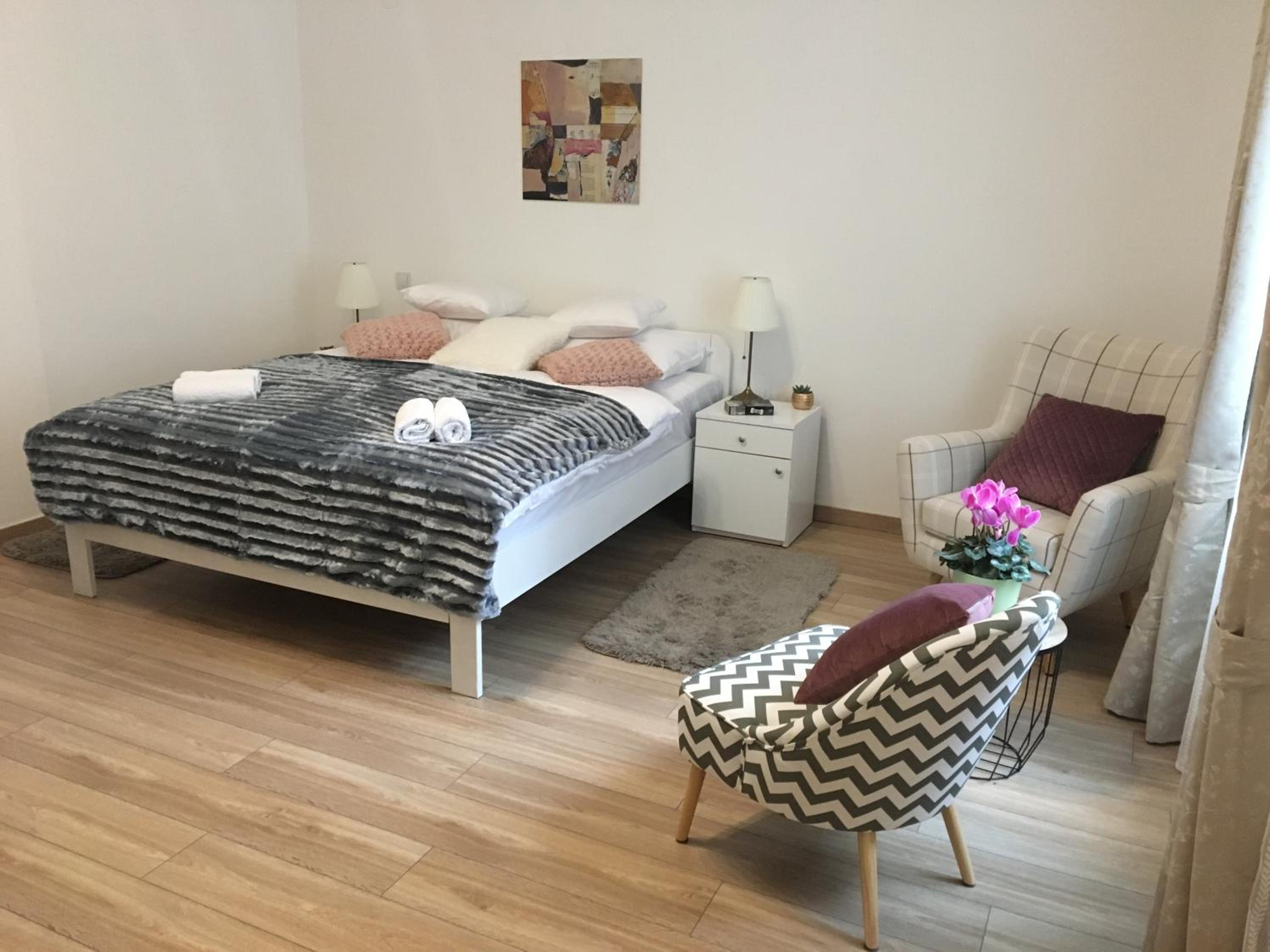 Studio Apartment - Photo 2