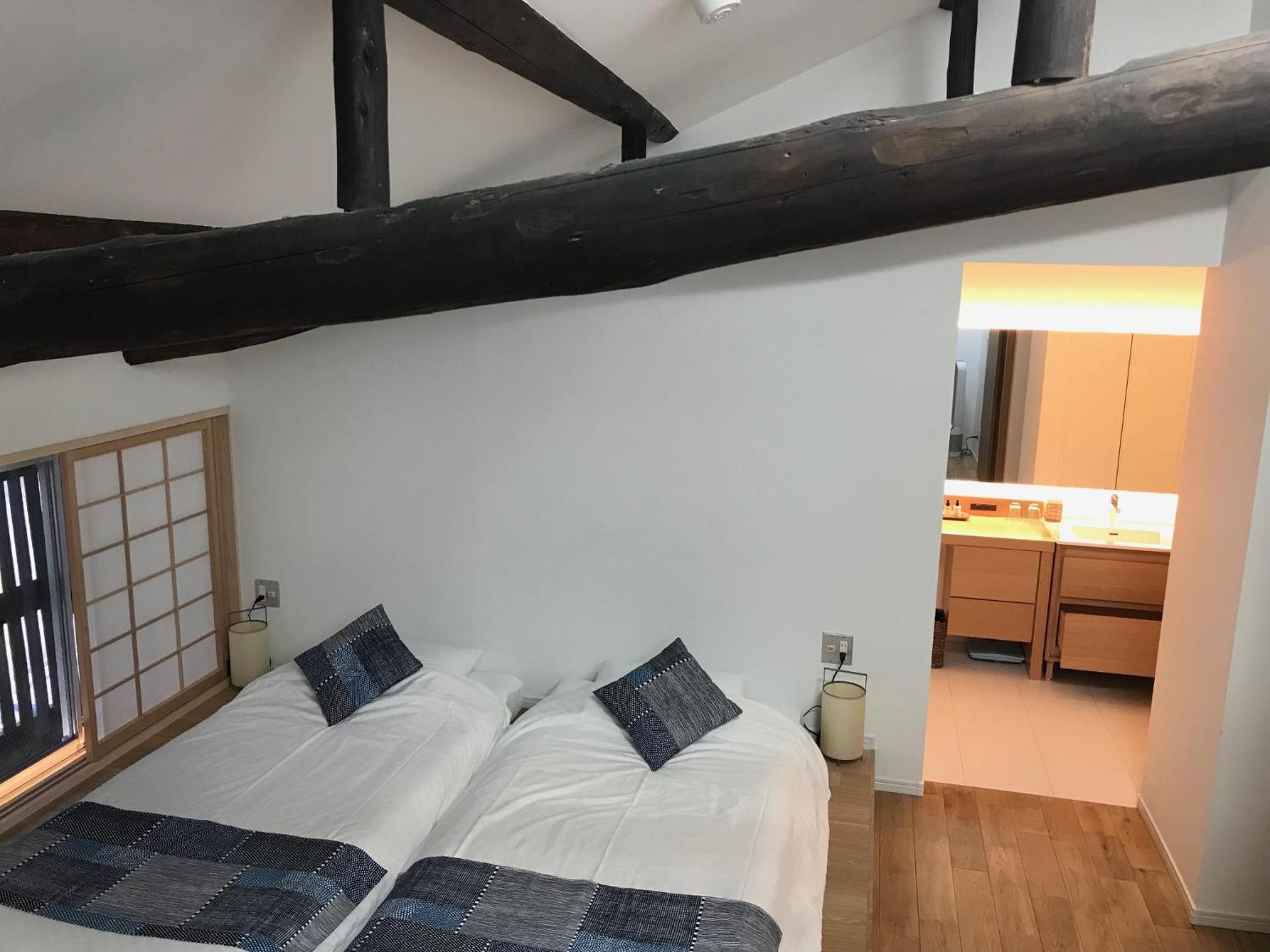 Large Twin Room - Photo 5