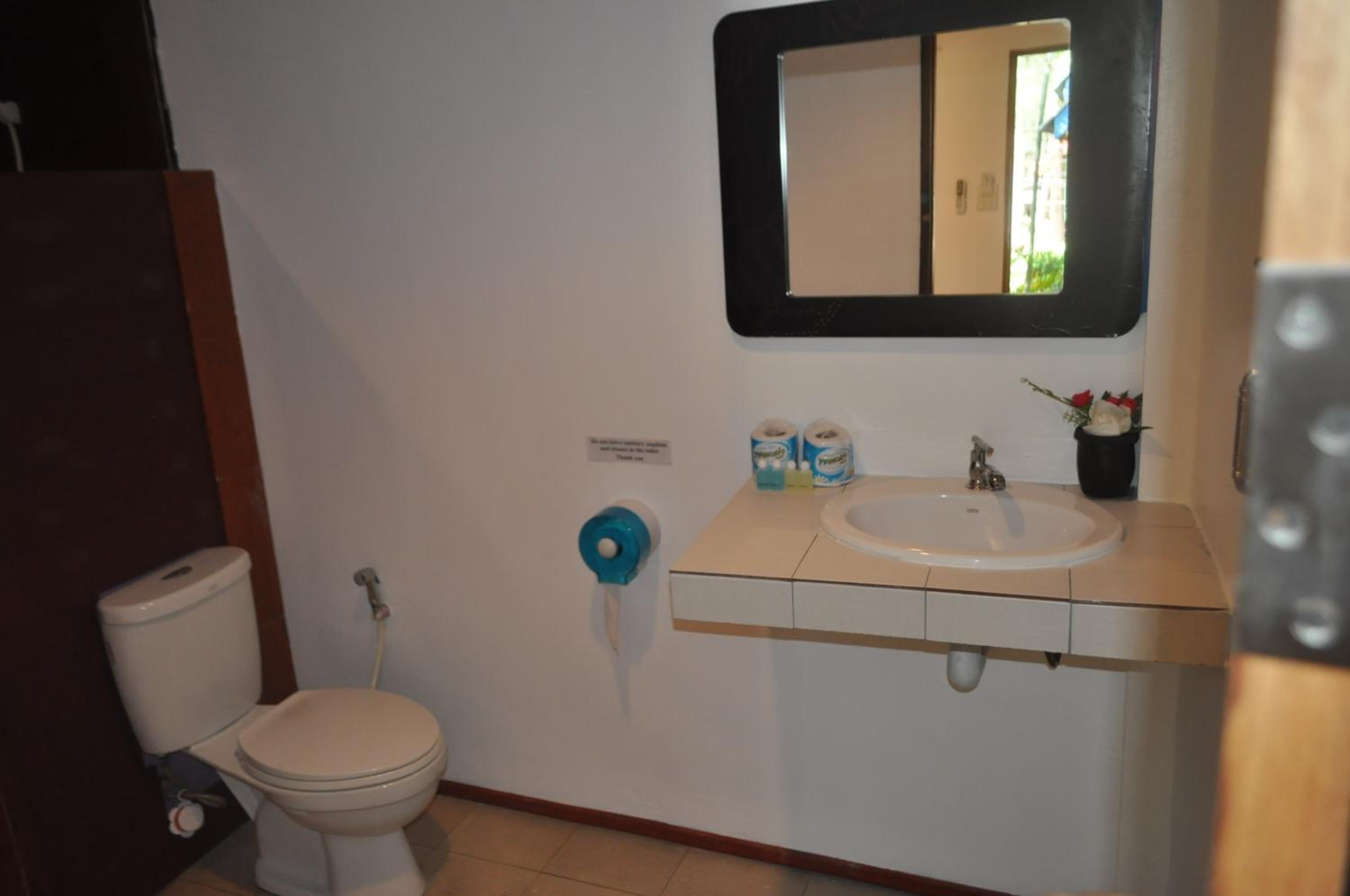 One-Bedroom Bungalow - Photo 4