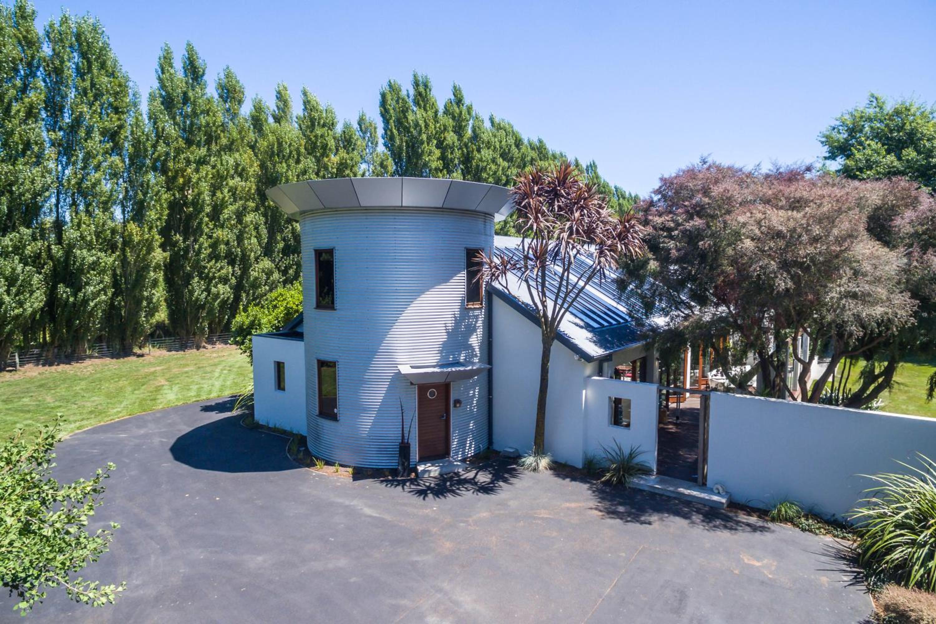 Five-Bedroom House - Photo 22