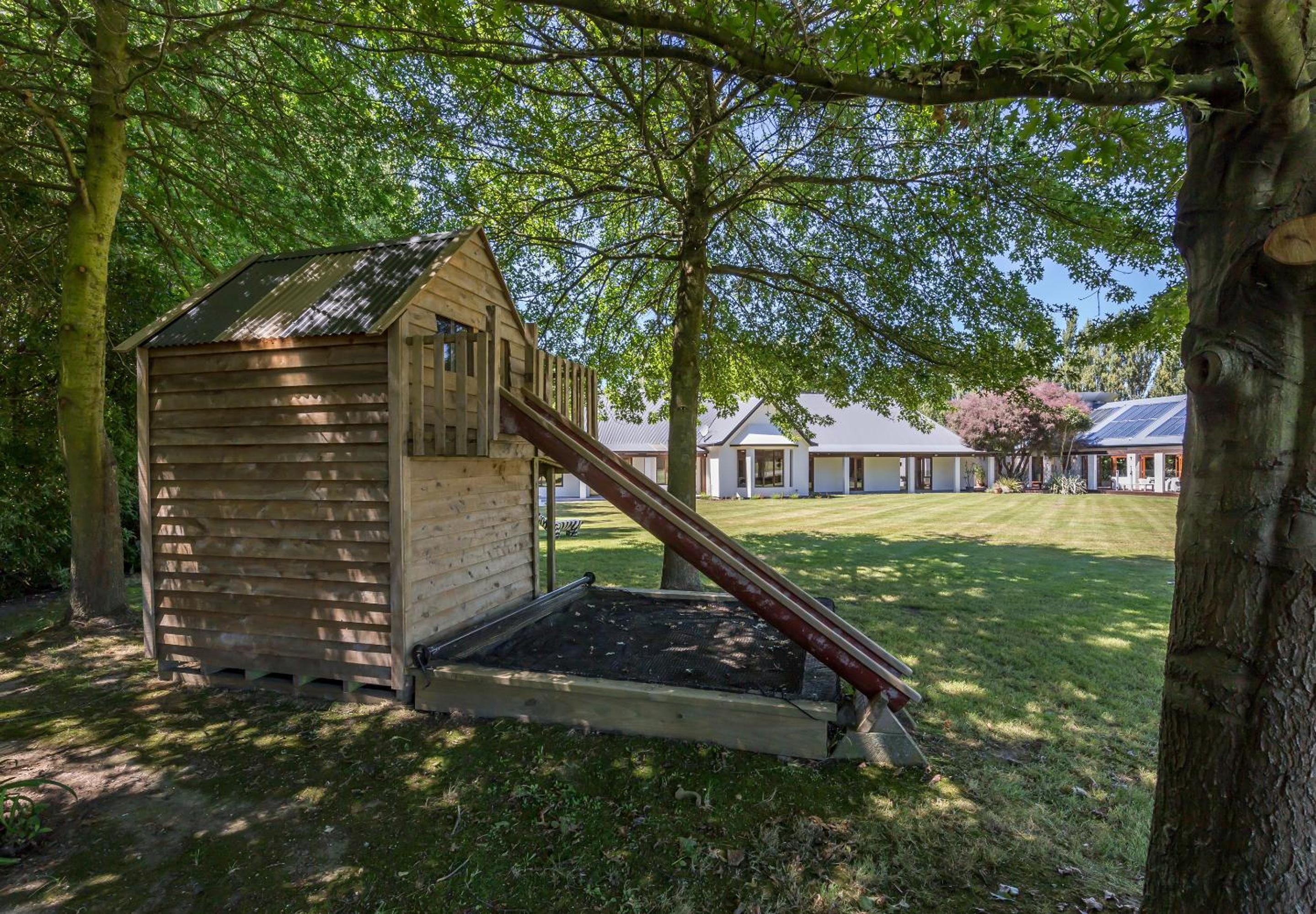 Five-Bedroom House - Photo 18
