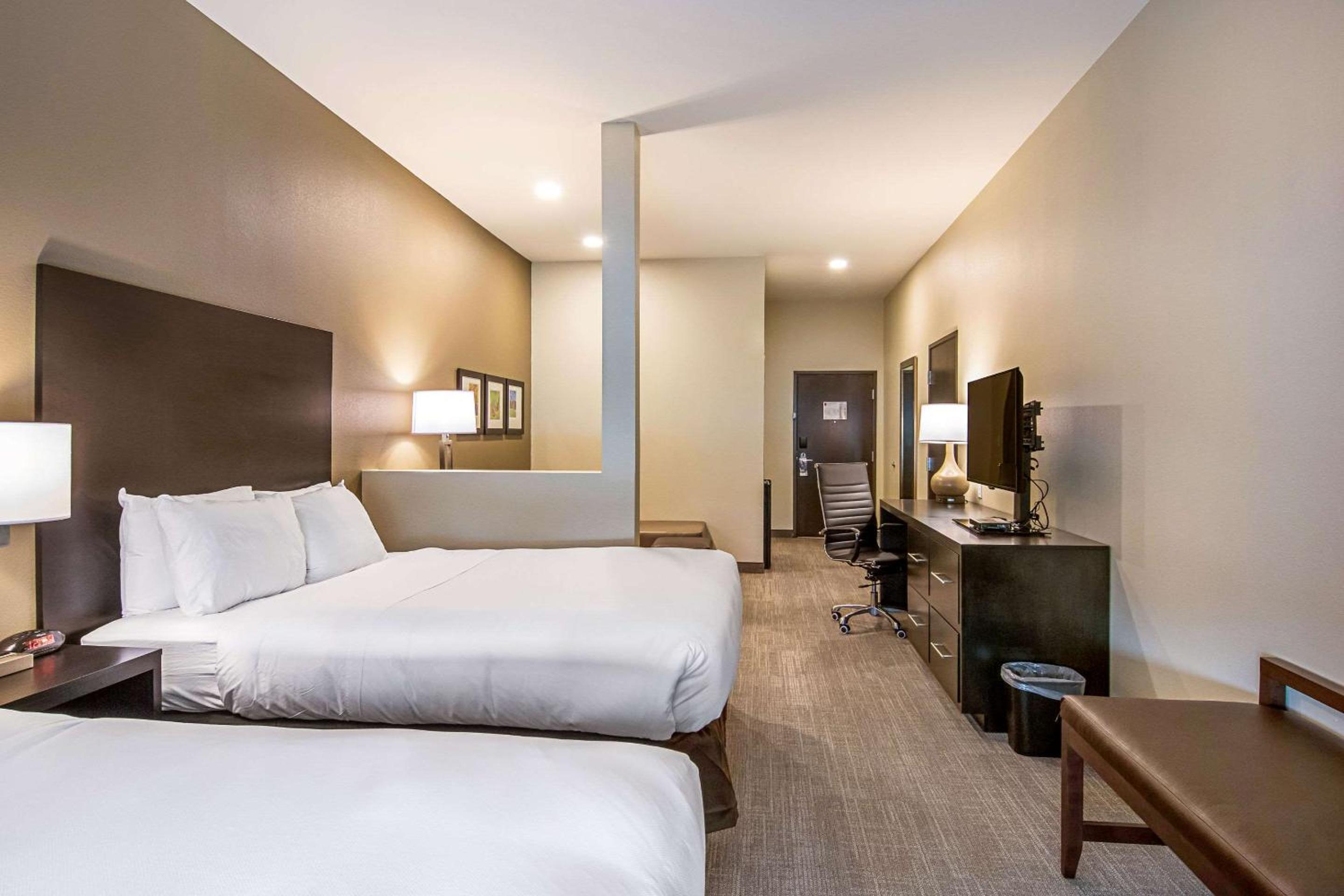 Queen Suite with Two Queen Beds - Non-Smoking - Photo 1