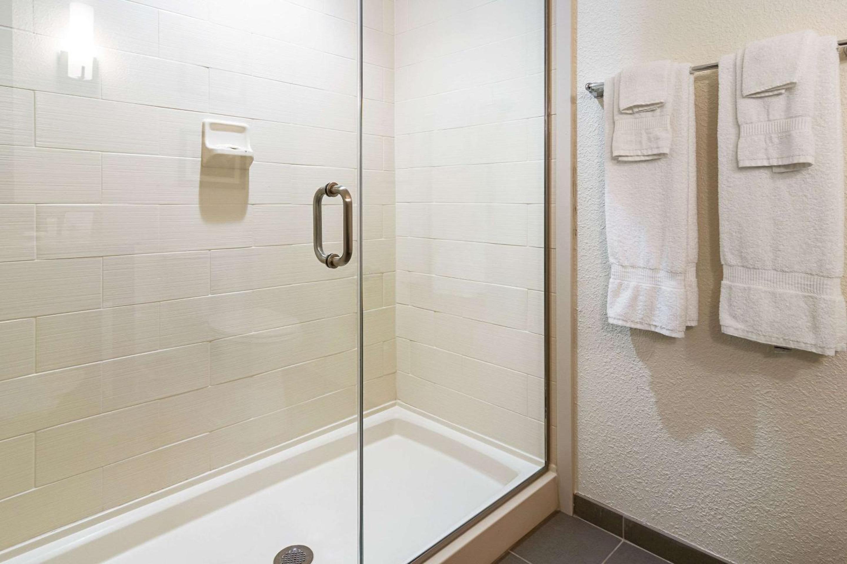 King Suite - Non-Smoking - Photo 6