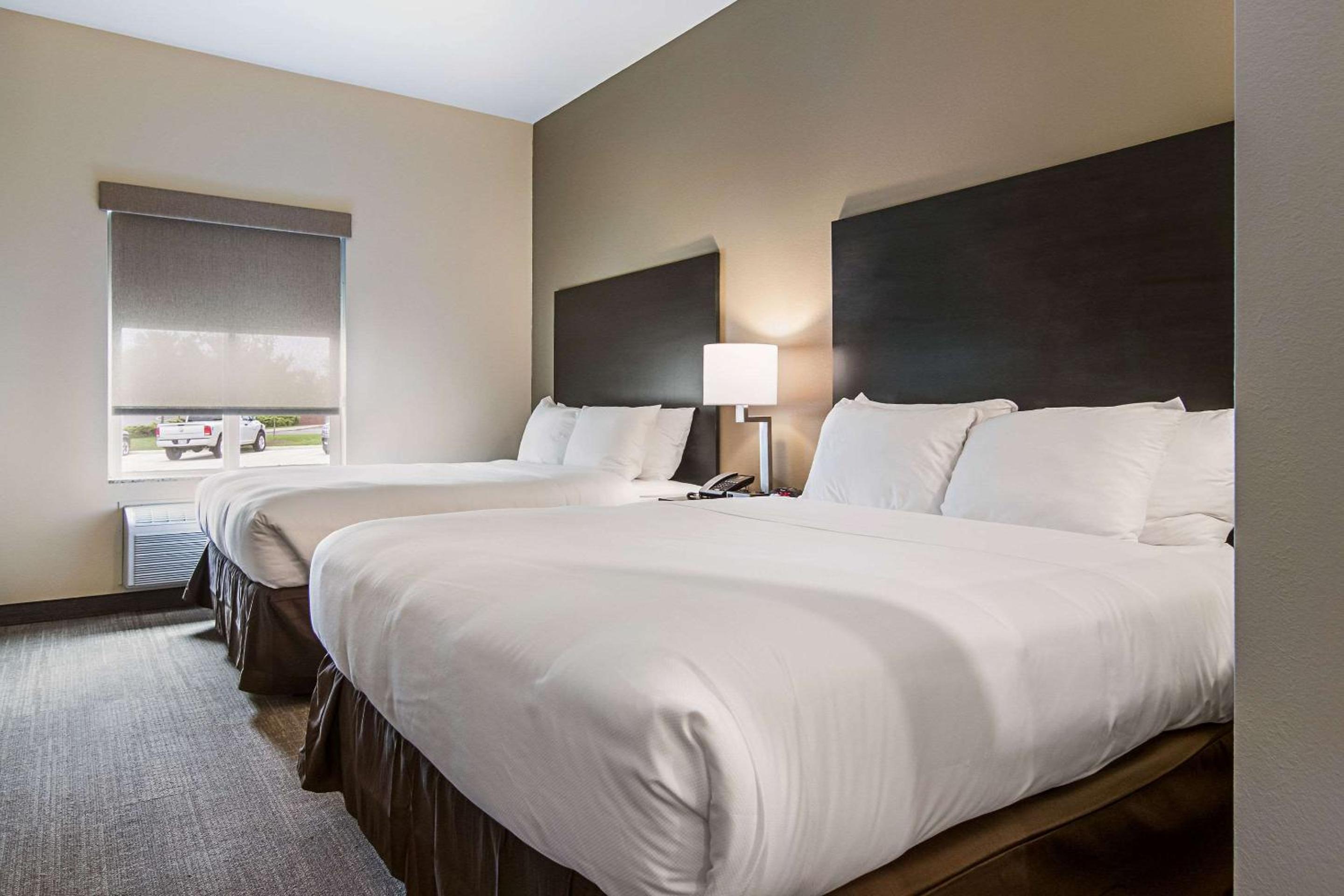 Queen Suite with Two Queen Beds - Non-Smoking - Photo 6