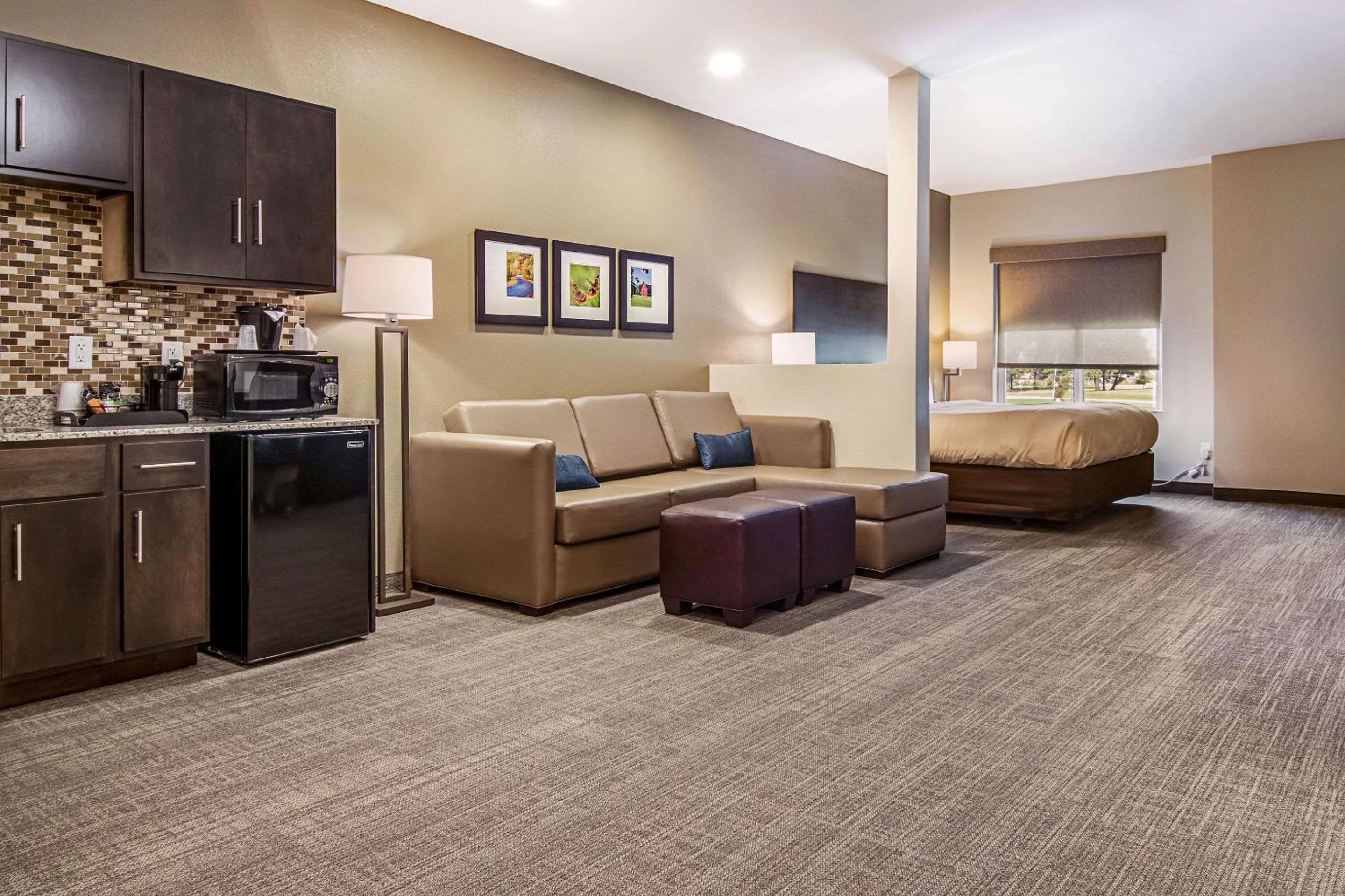 King Suite - Non-Smoking - Photo 11