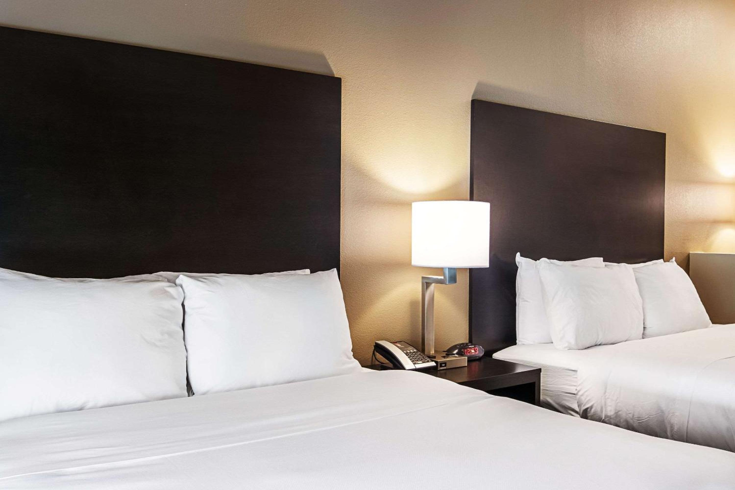 Queen Suite with Two Queen Beds - Non-Smoking - Photo 2