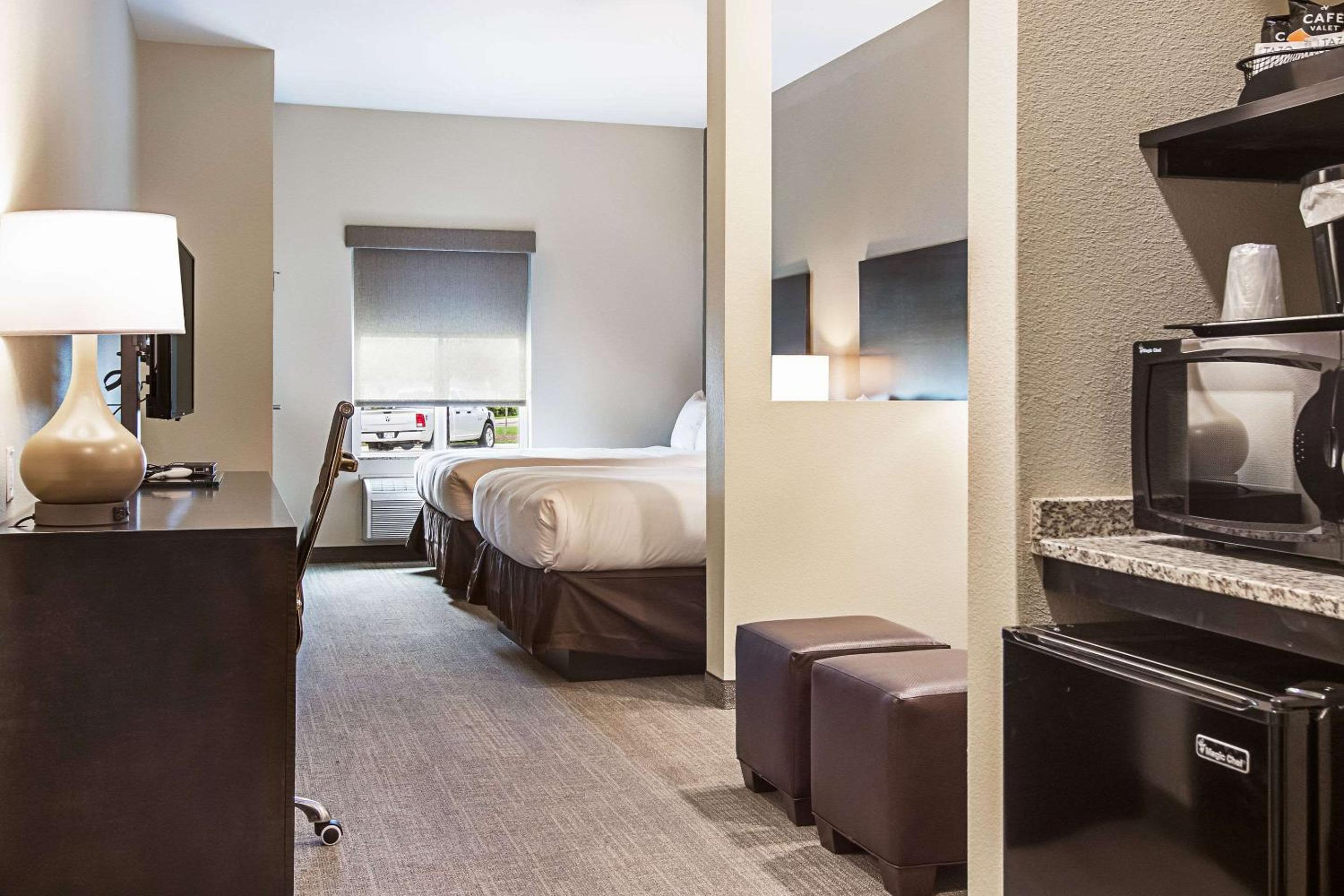 Queen Suite with Two Queen Beds - Non-Smoking - Photo 5