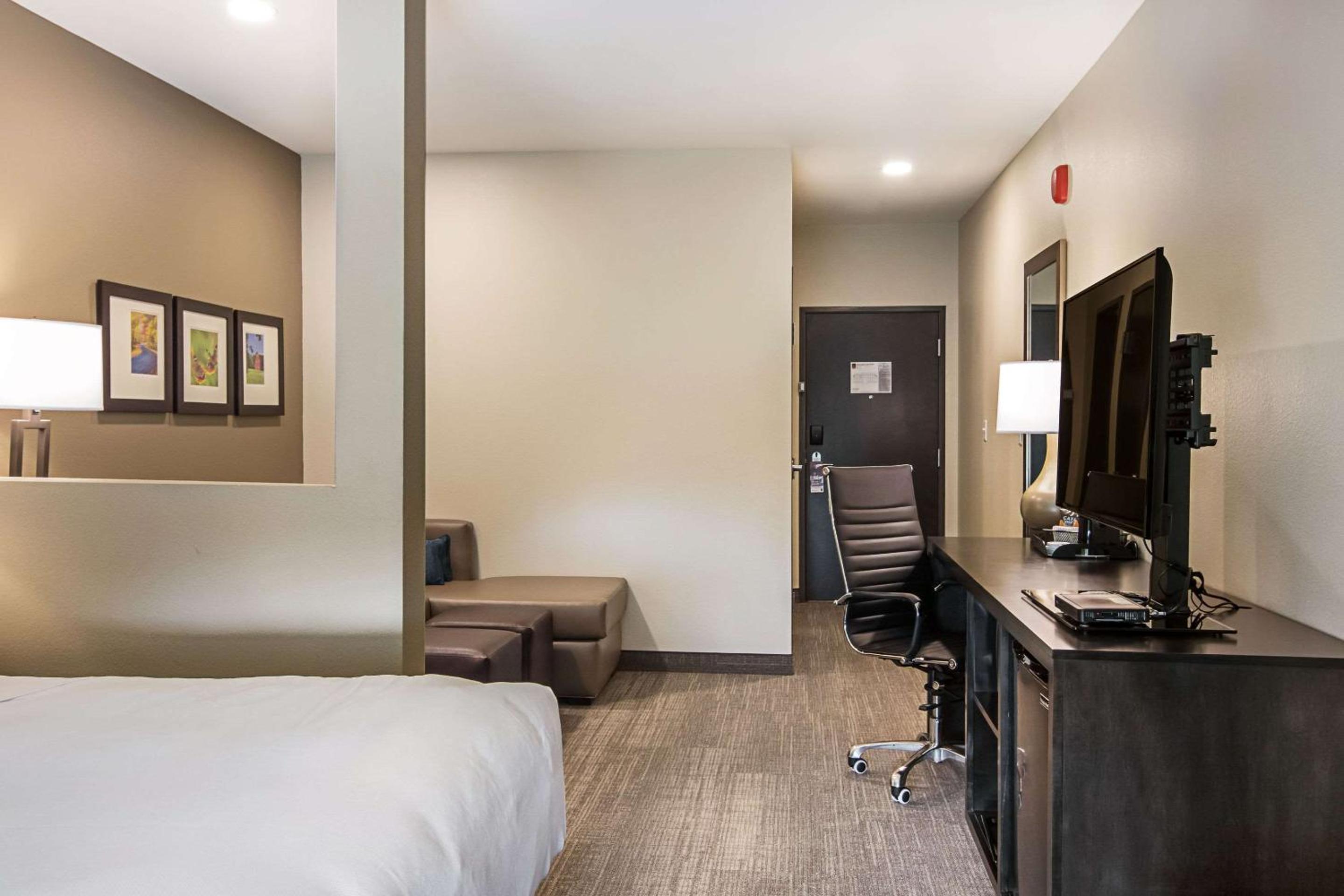 King Suite - Non-Smoking - Photo 2