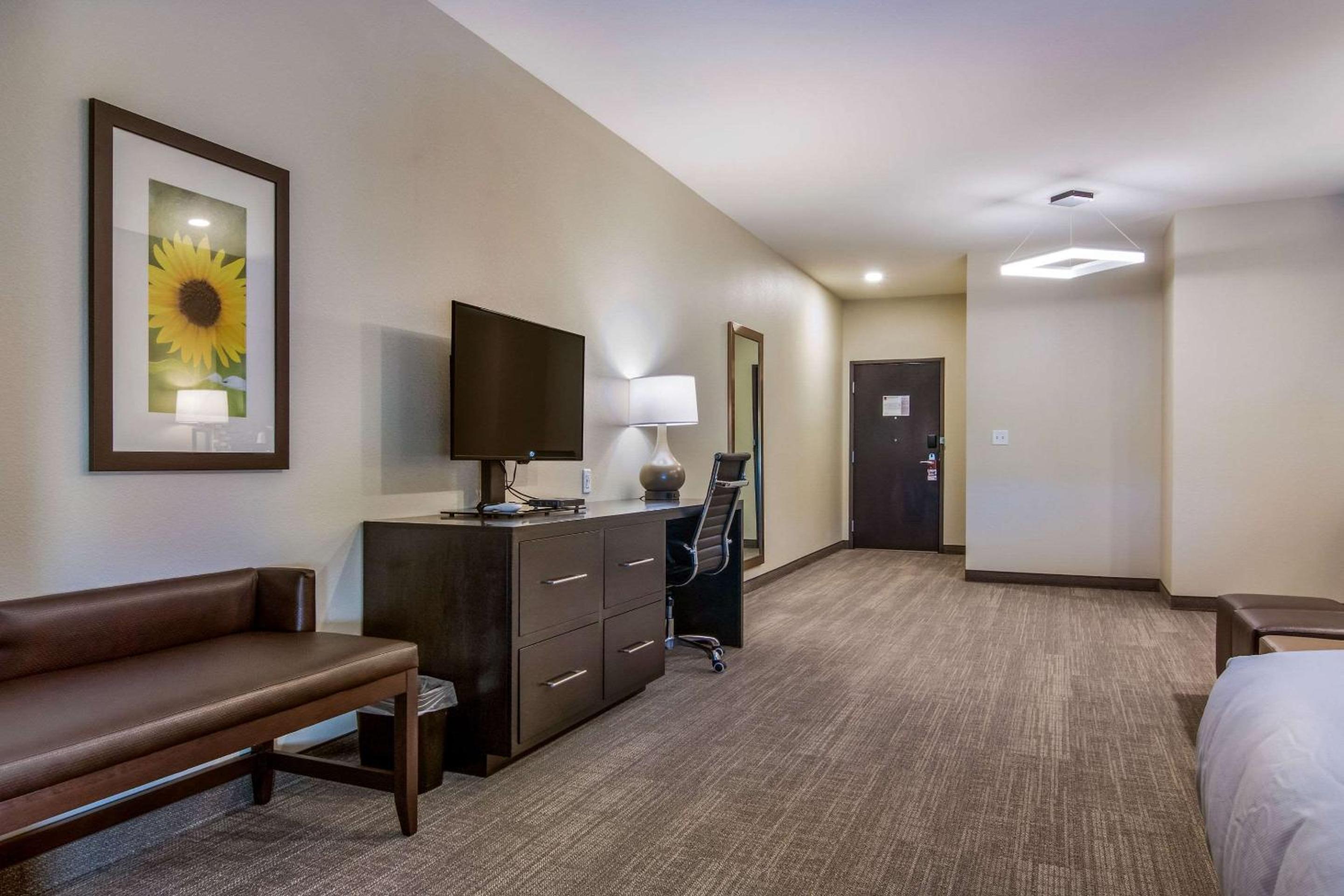 King Suite - Non-Smoking - Photo 3