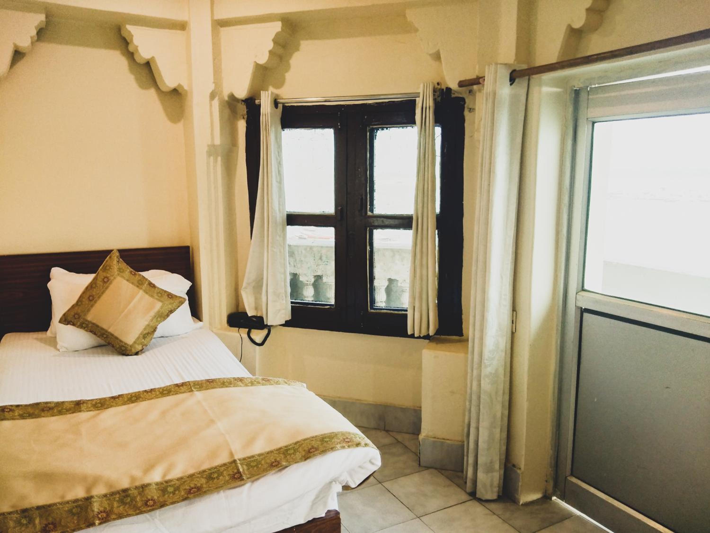 Ekaant Kashi room with Balcony and River View (Darshan Assistance for Kashi Vishwanath Temple Available) - Photo 6