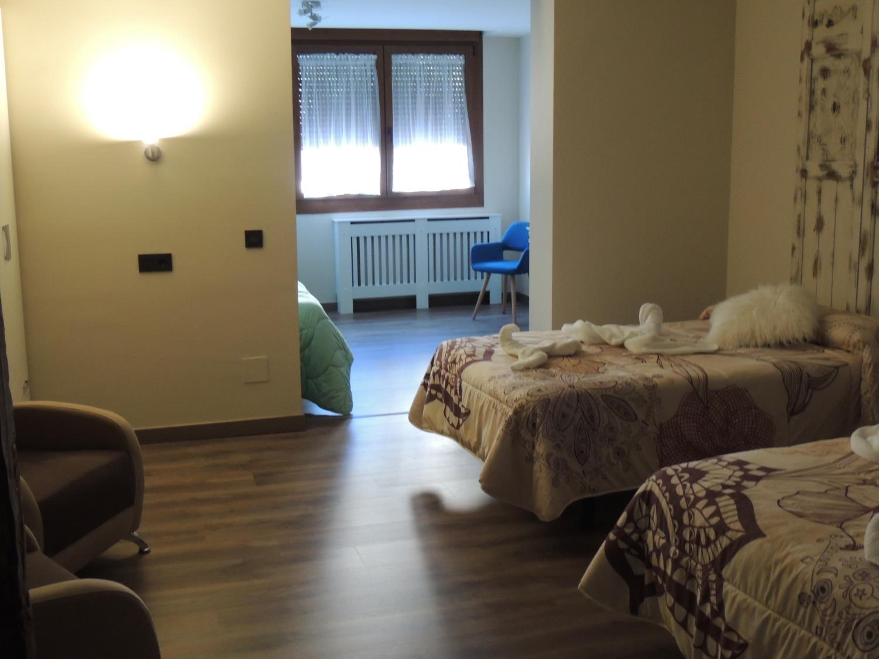 Quadruple Room with Private Bathroom - Photo 16