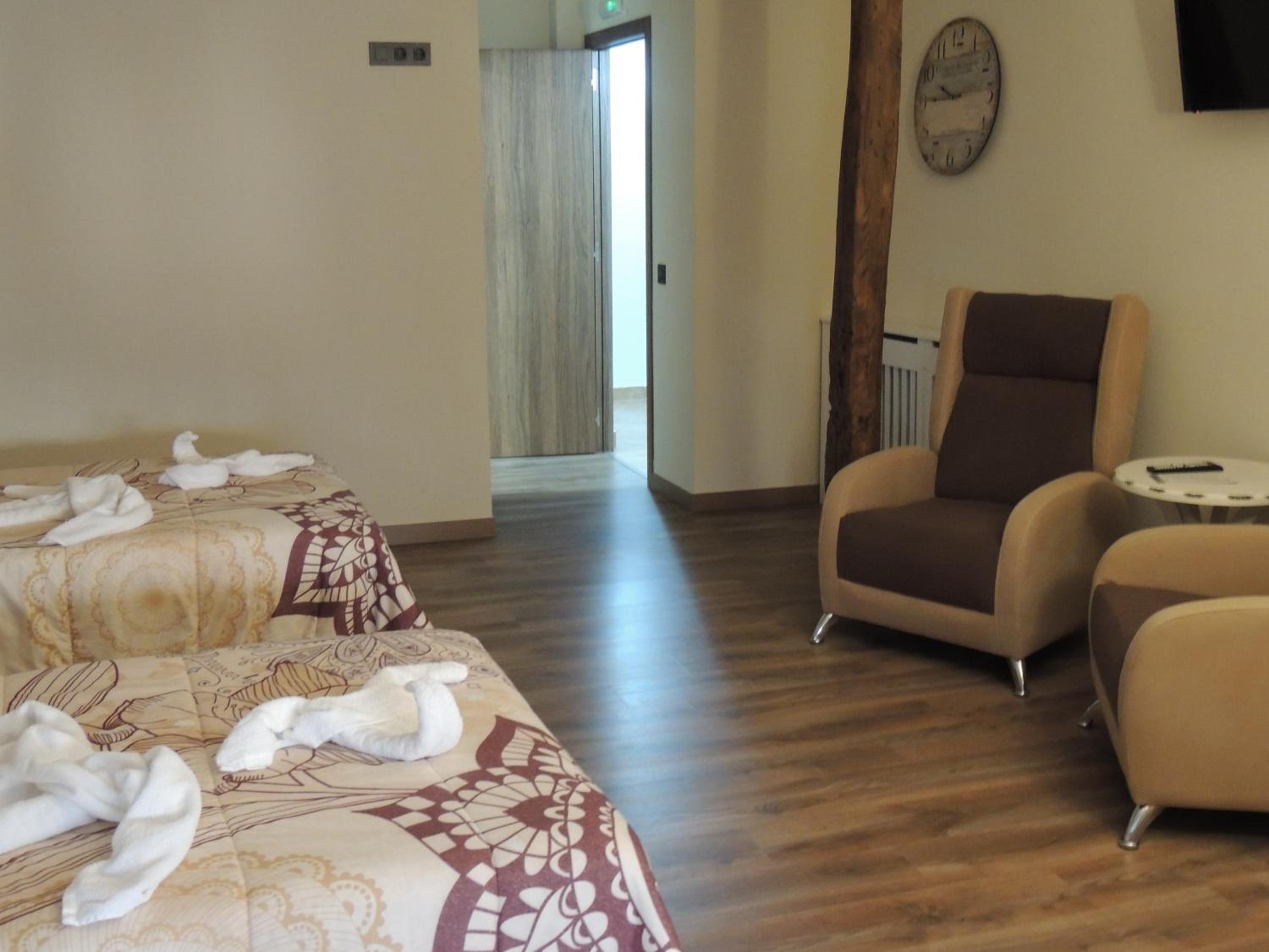 Quadruple Room with Private Bathroom - Photo 15