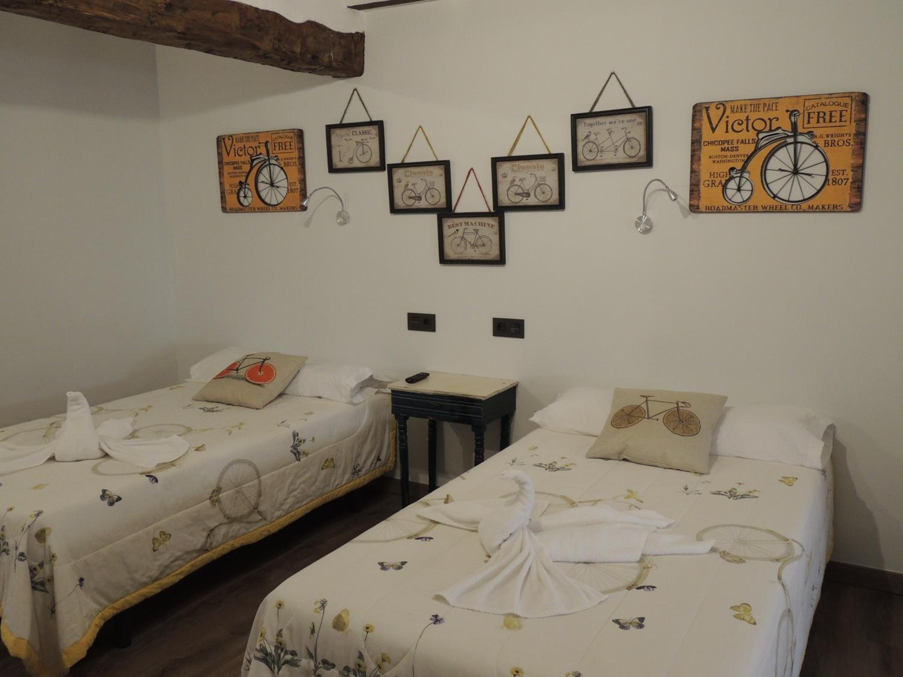 Quadruple Room with Private Bathroom - Photo 14