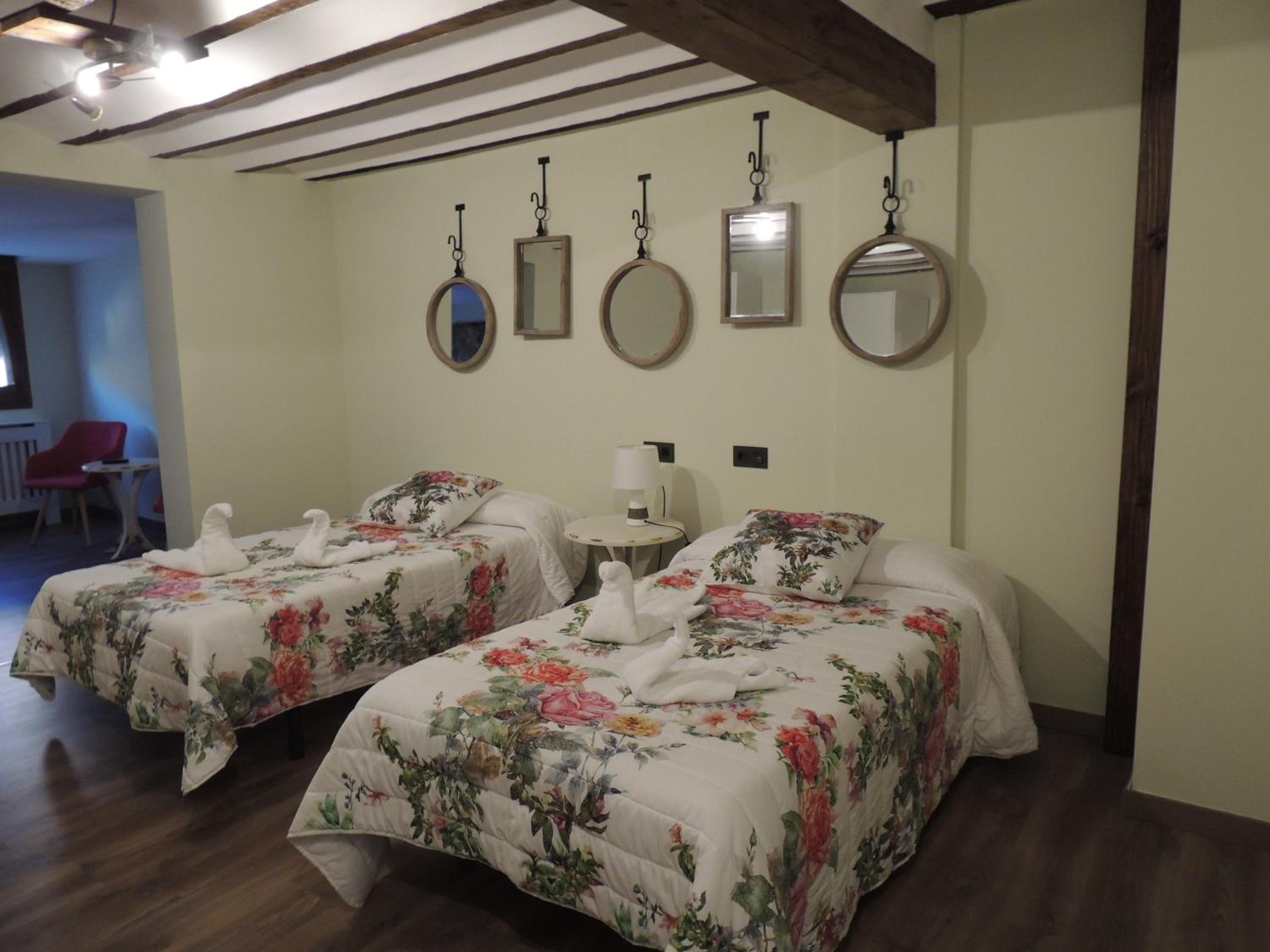Quadruple Room with Private Bathroom - Photo 11