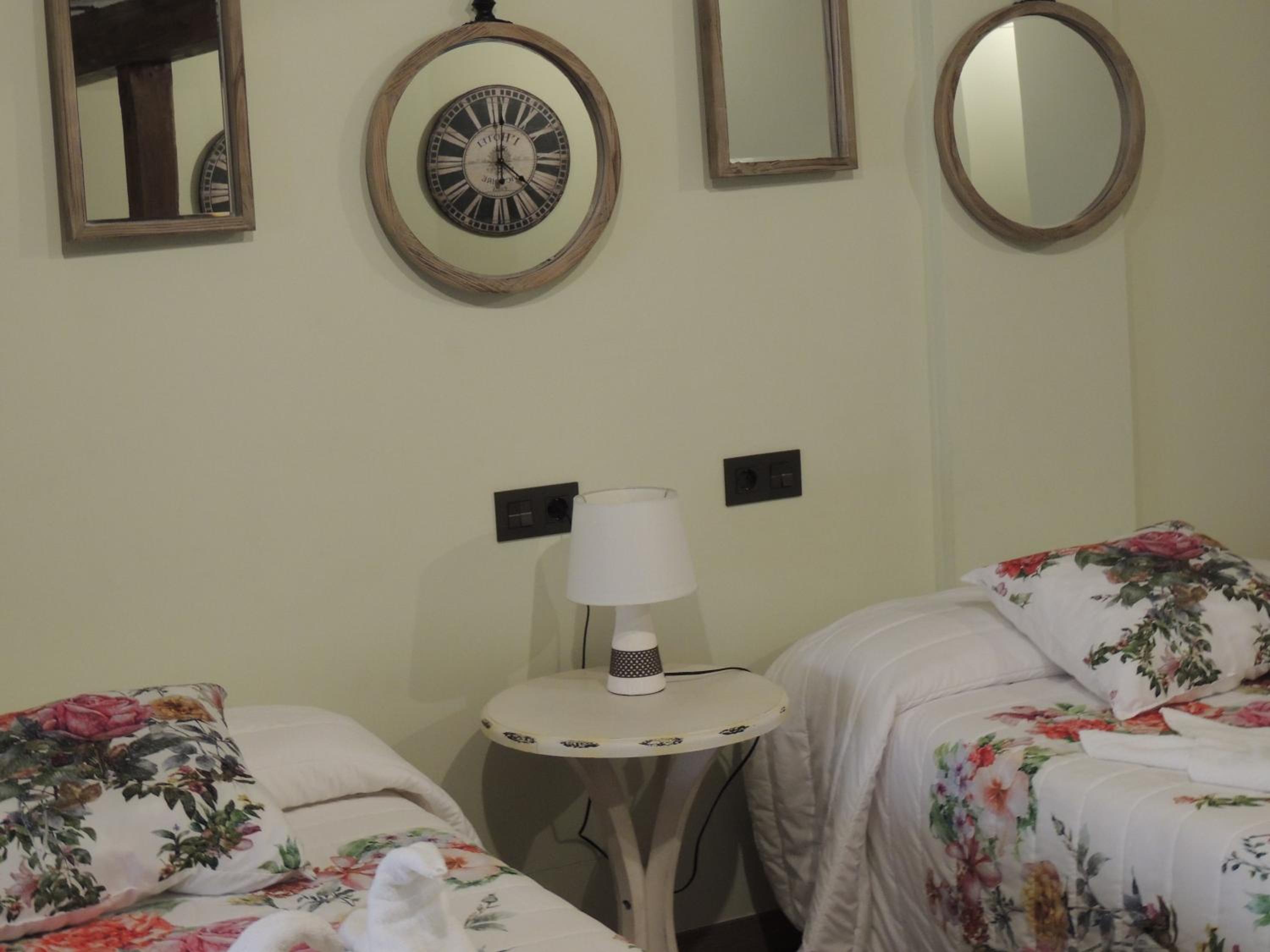 Quadruple Room with Private Bathroom - Photo 3