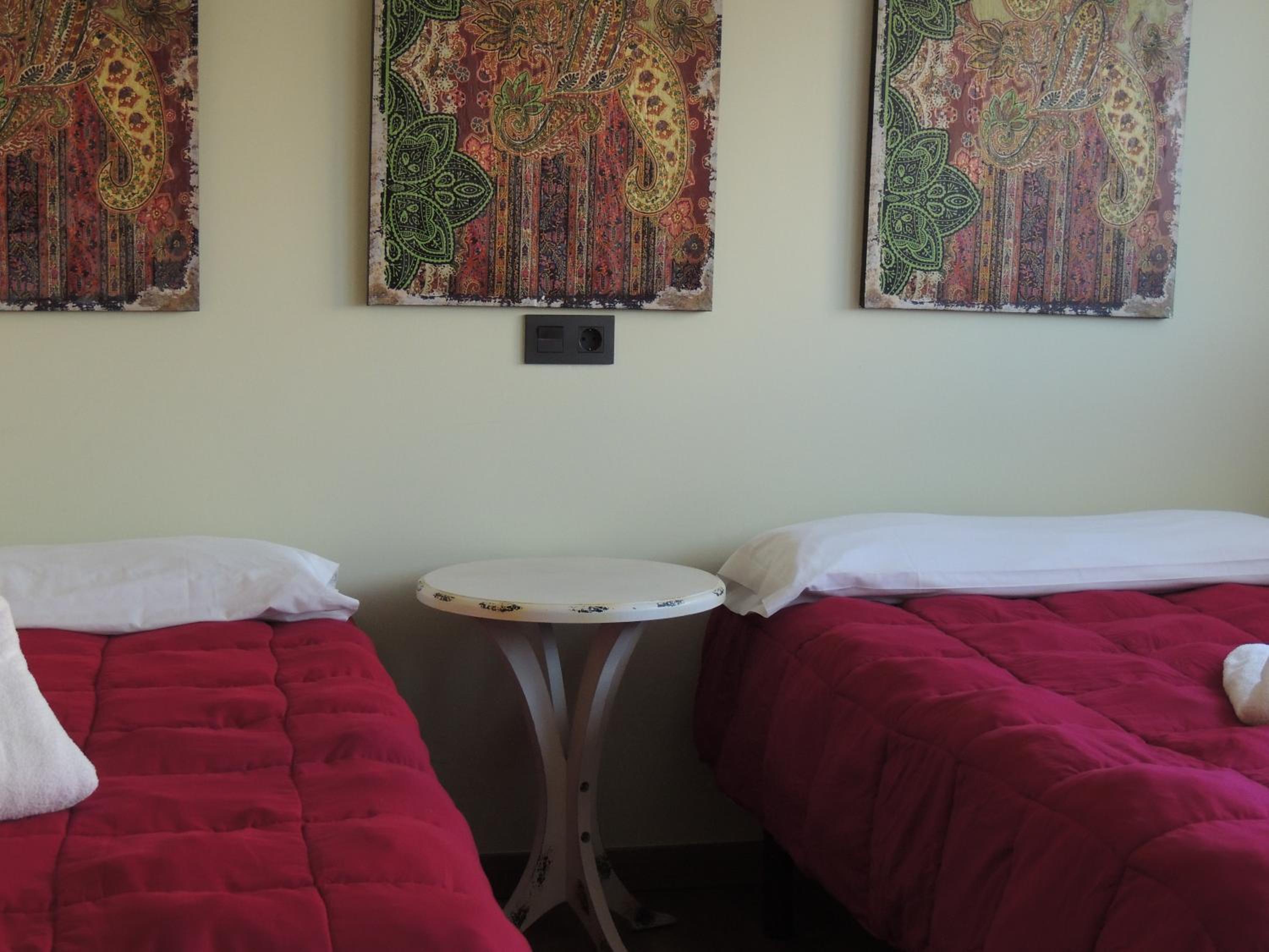 Quadruple Room with Private Bathroom - Photo 5