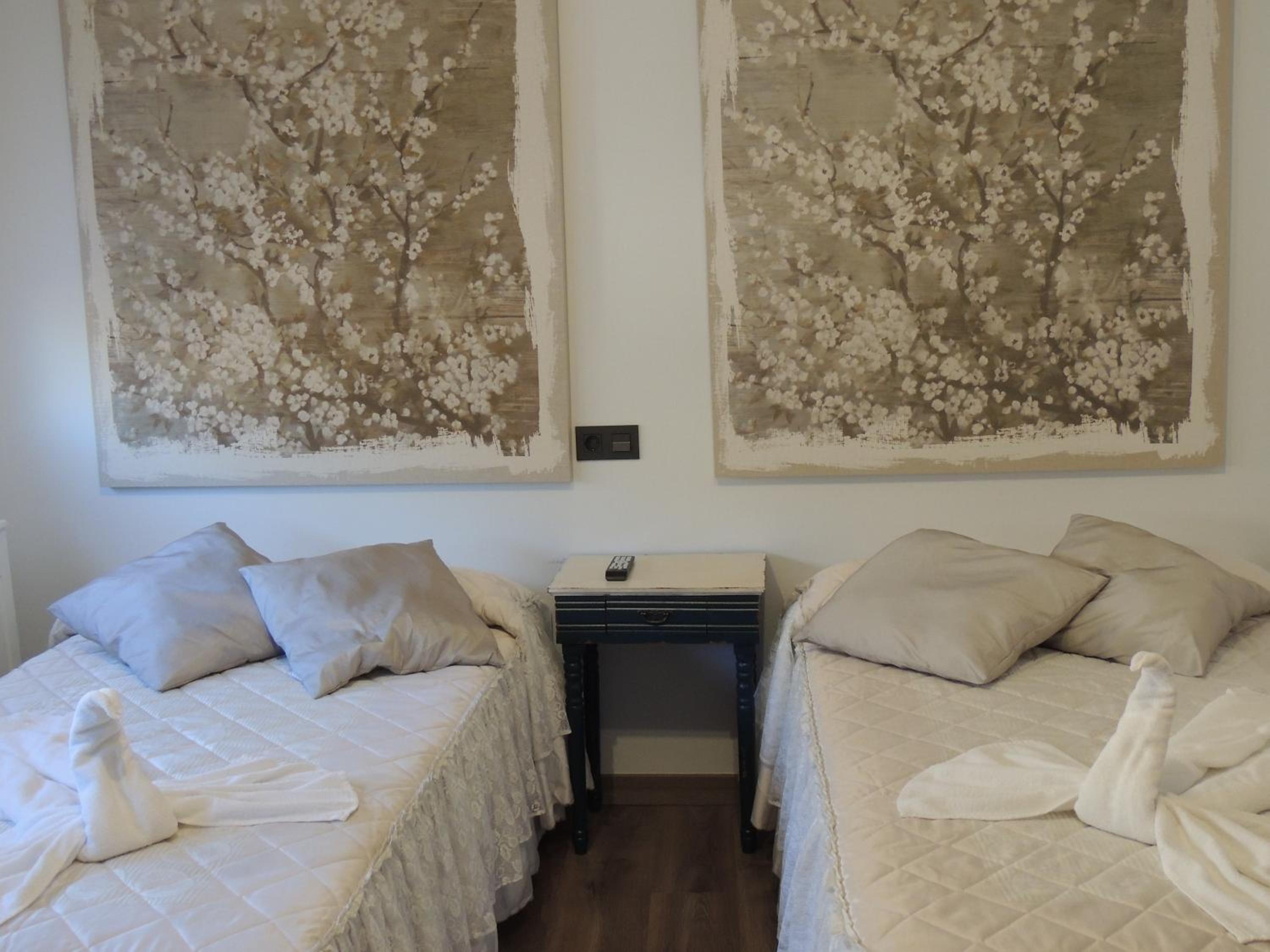 Quadruple Room with Private Bathroom - Photo 6