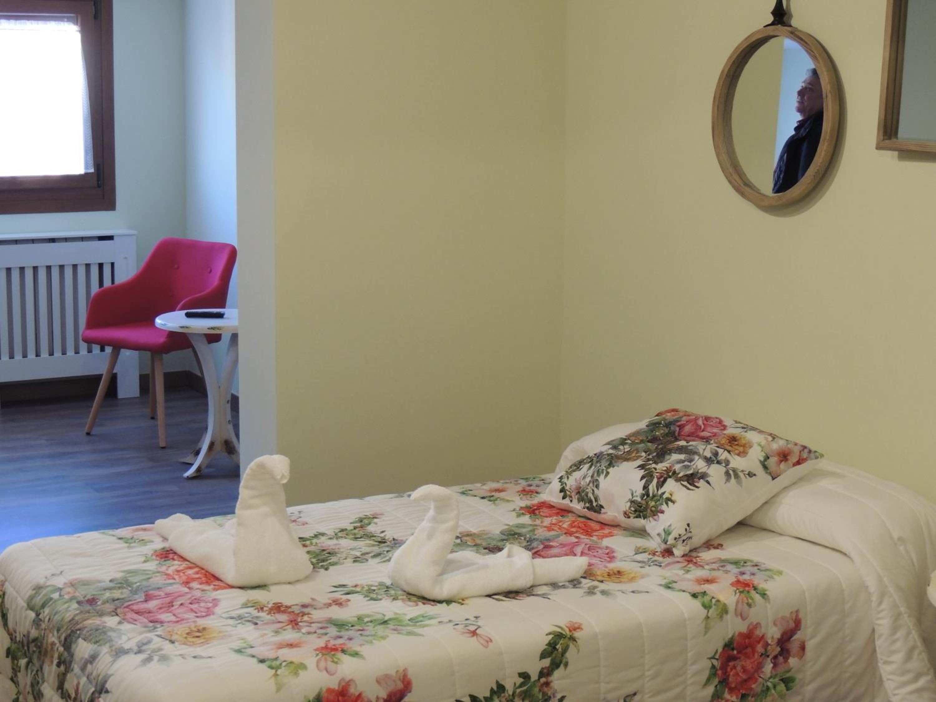 Quadruple Room with Private Bathroom - Photo 10