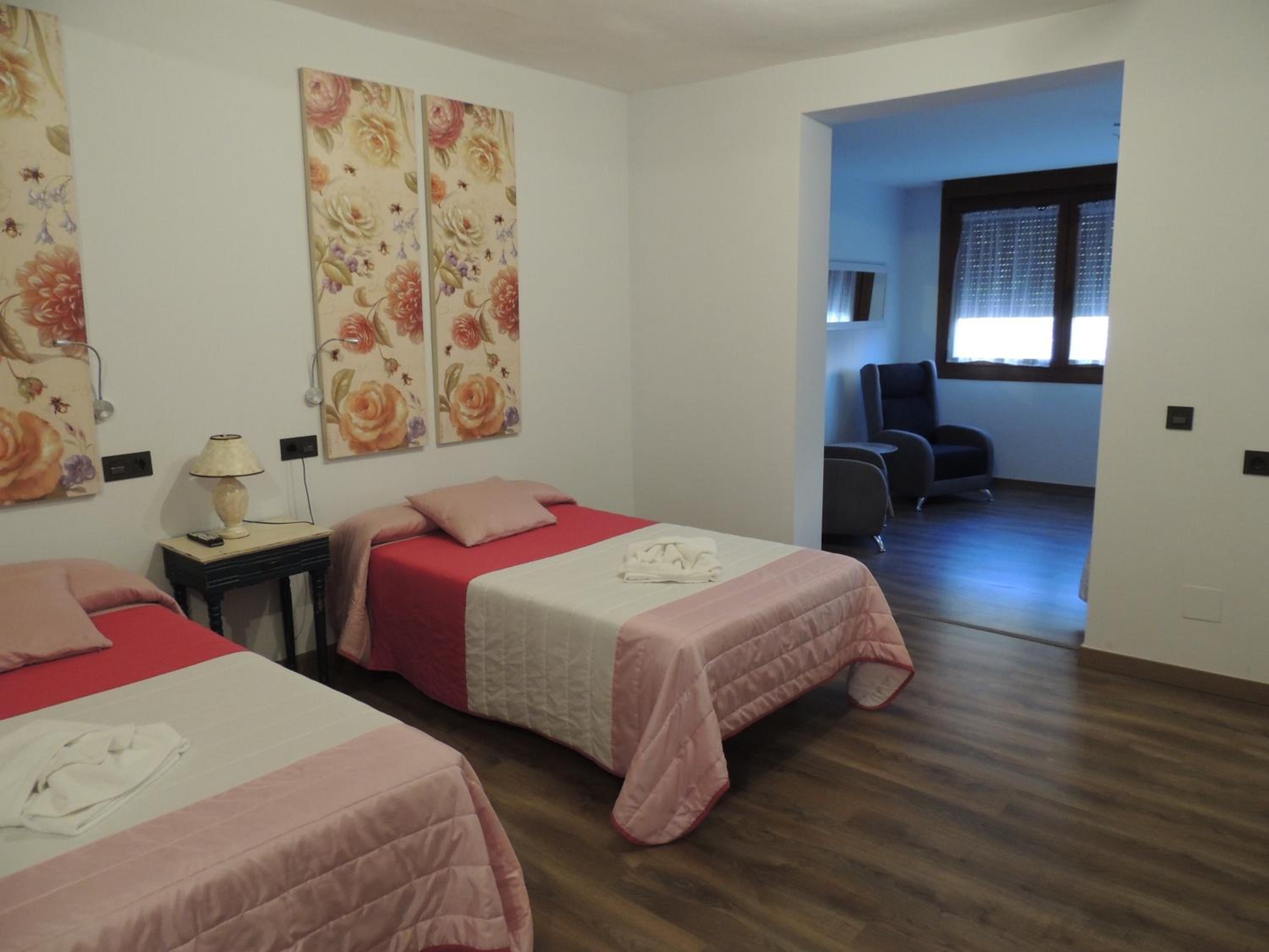 Quadruple Room with Private Bathroom - Photo 8
