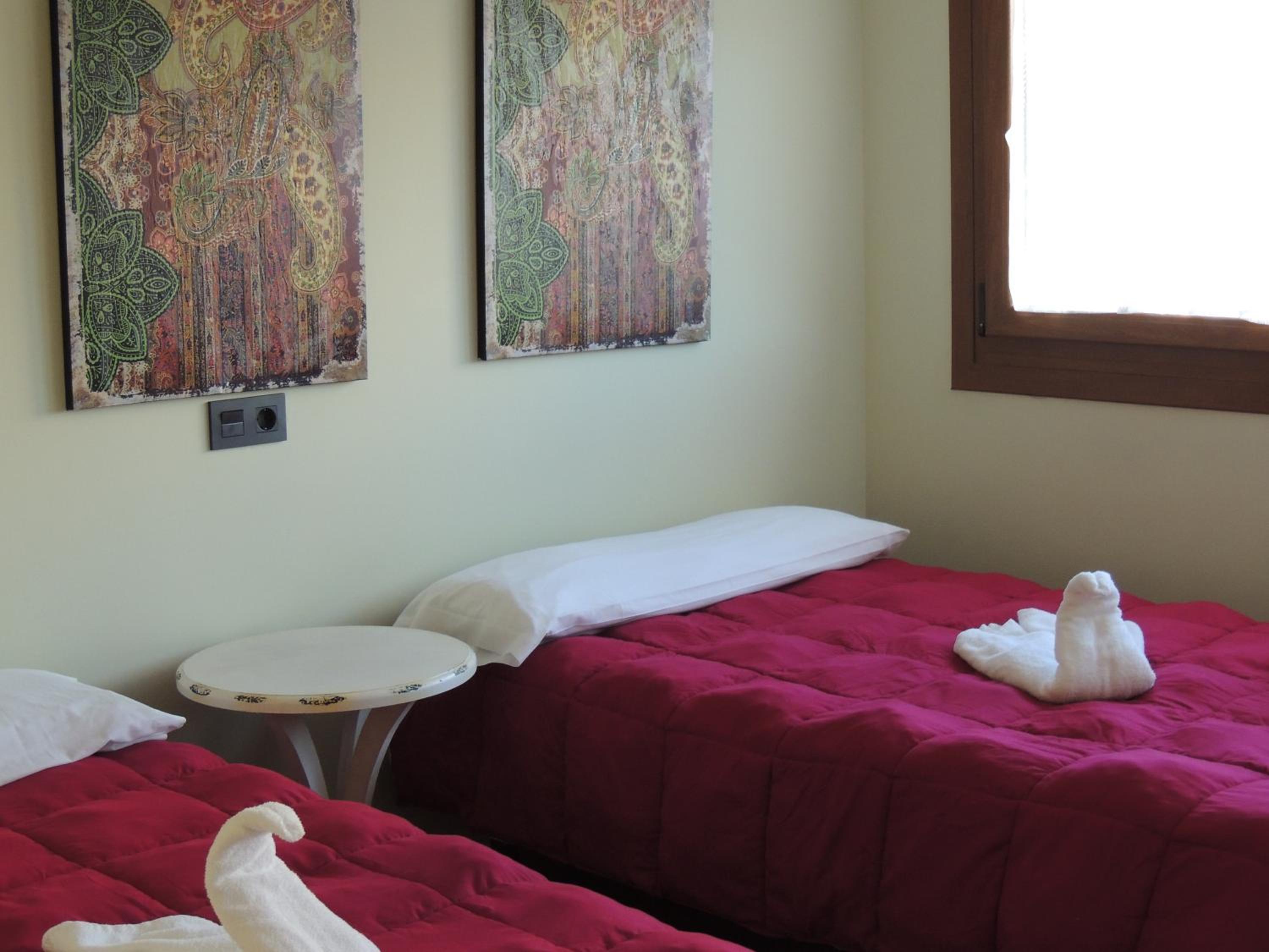 Quadruple Room with Private Bathroom - Photo 7