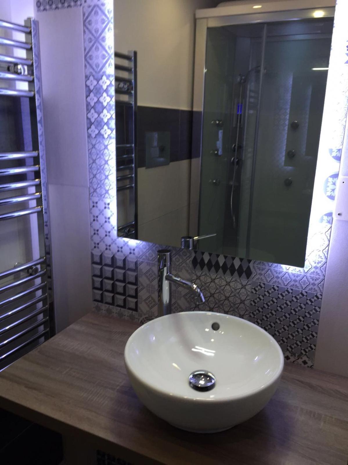 Deluxe Suite with Jacuzzi - Photo 46