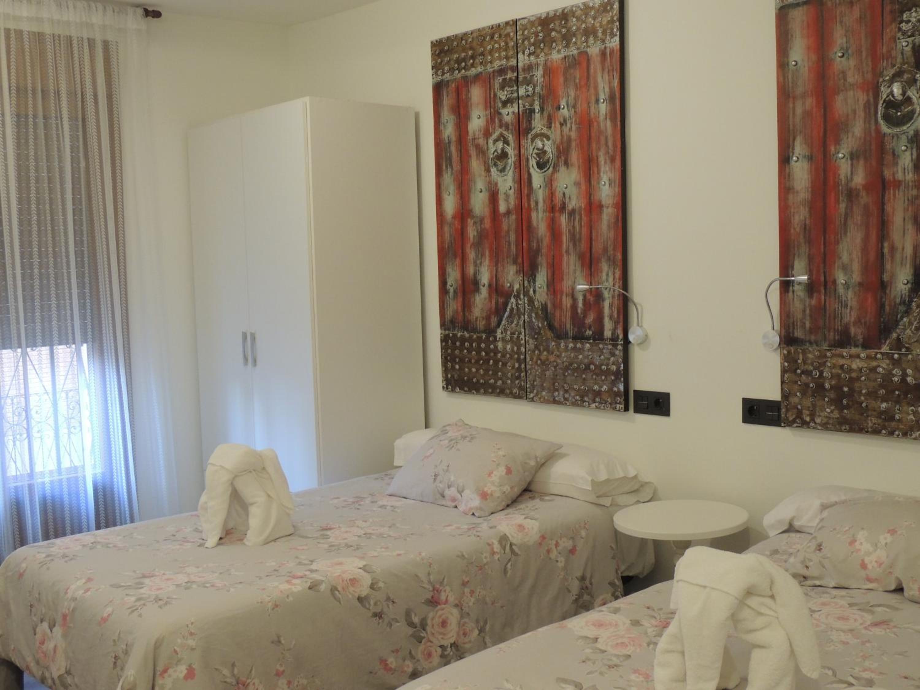 Twin Room with Private Bathroom - Photo 2