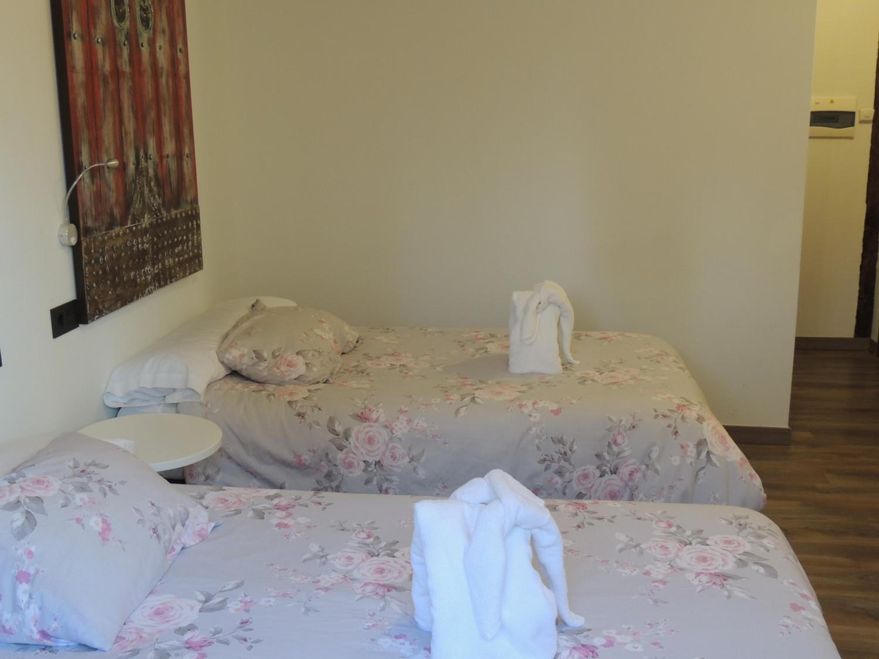 Twin Room with Private Bathroom - Photo 12