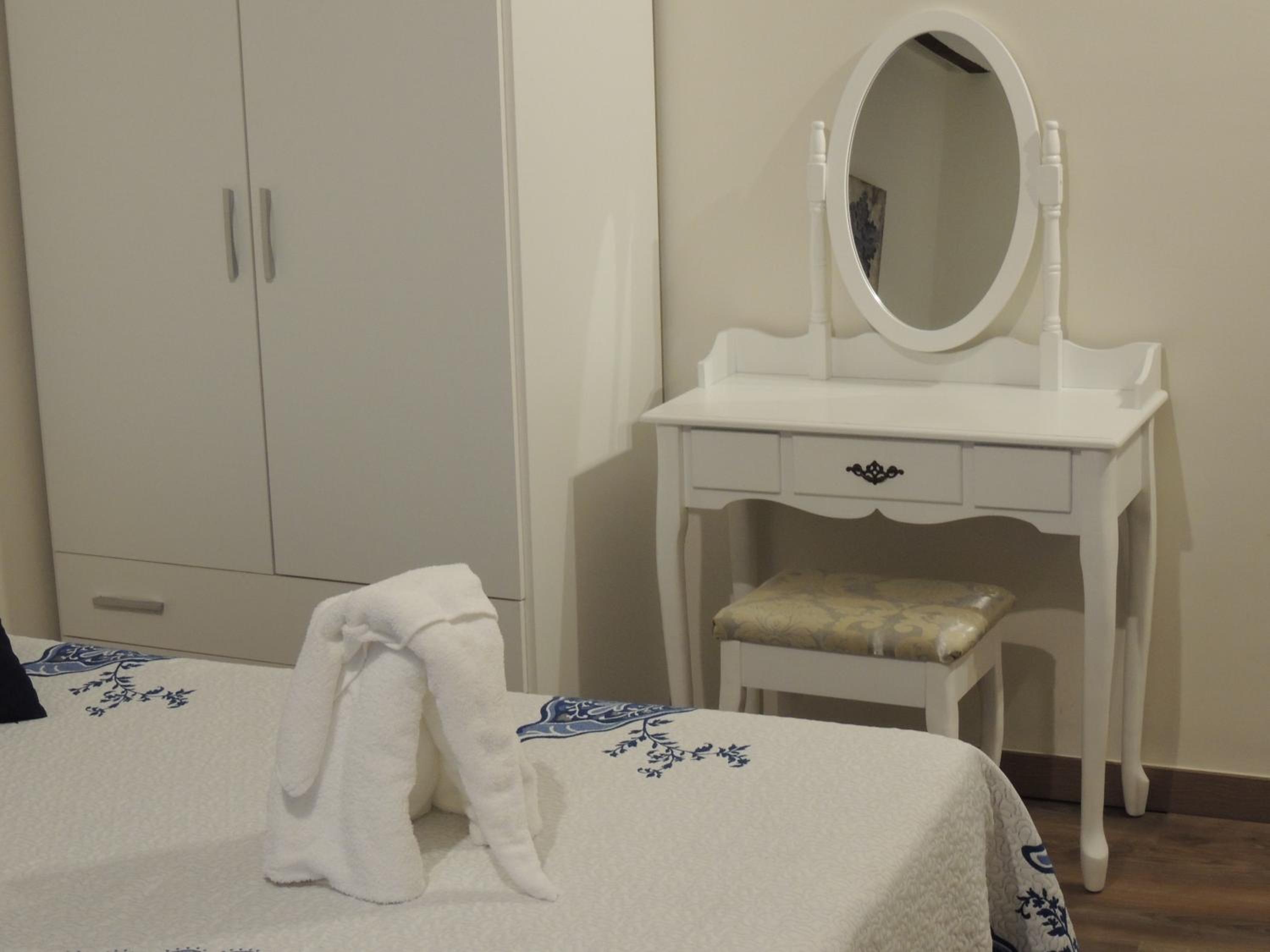 Twin Room with Private Bathroom - Photo 15