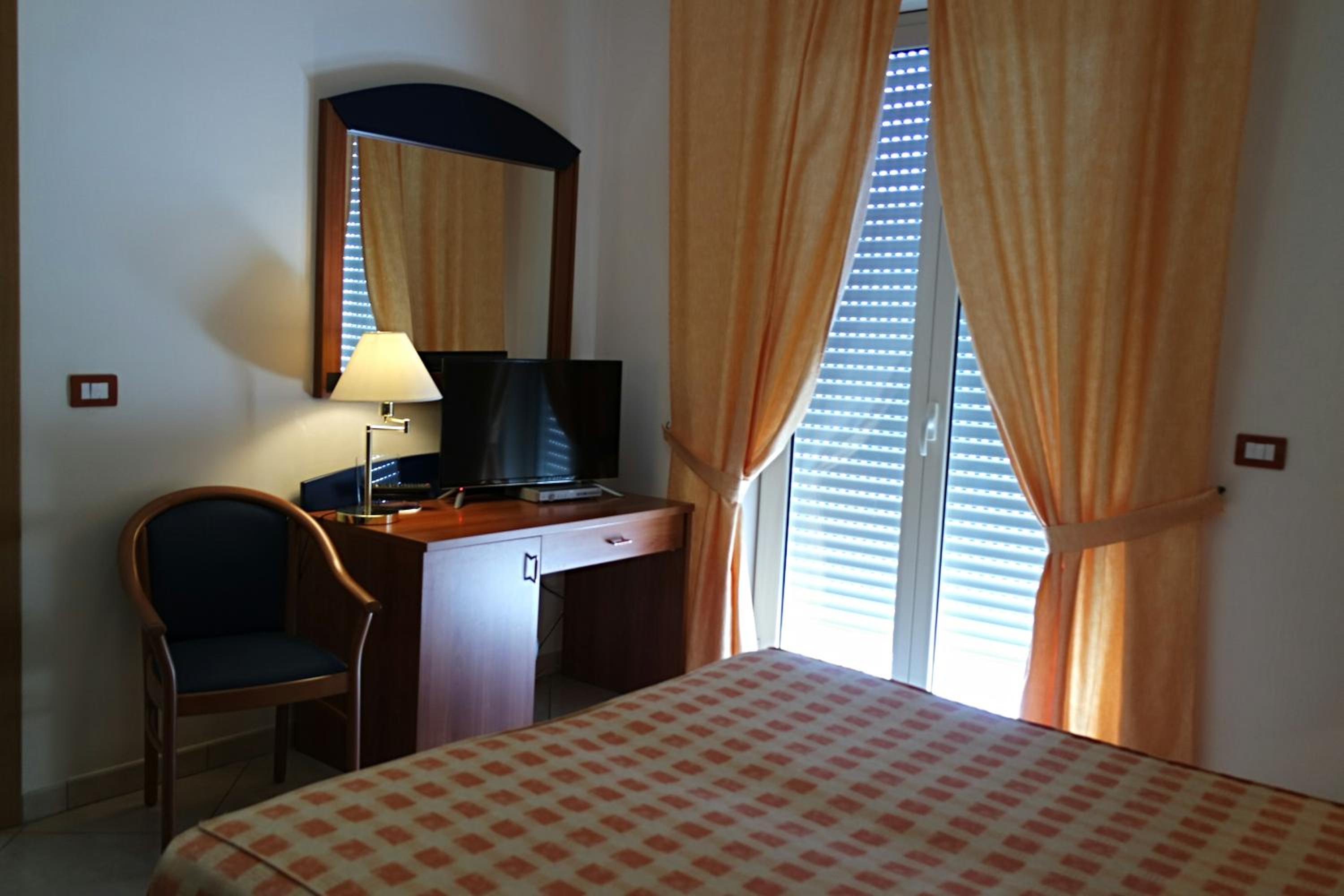 Standard Queen Room photo 3