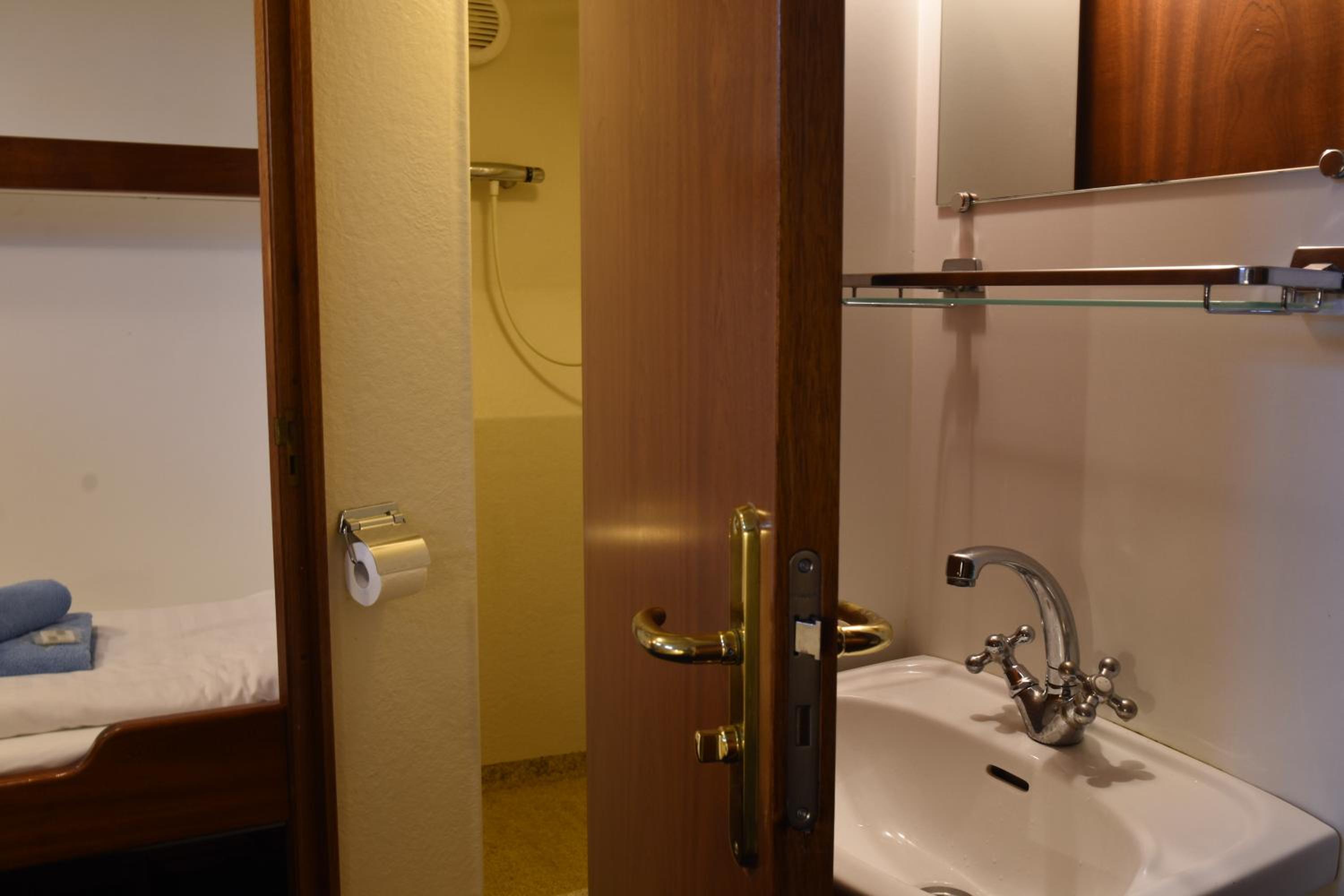 Twin Room with Private Bathroom photo 3
