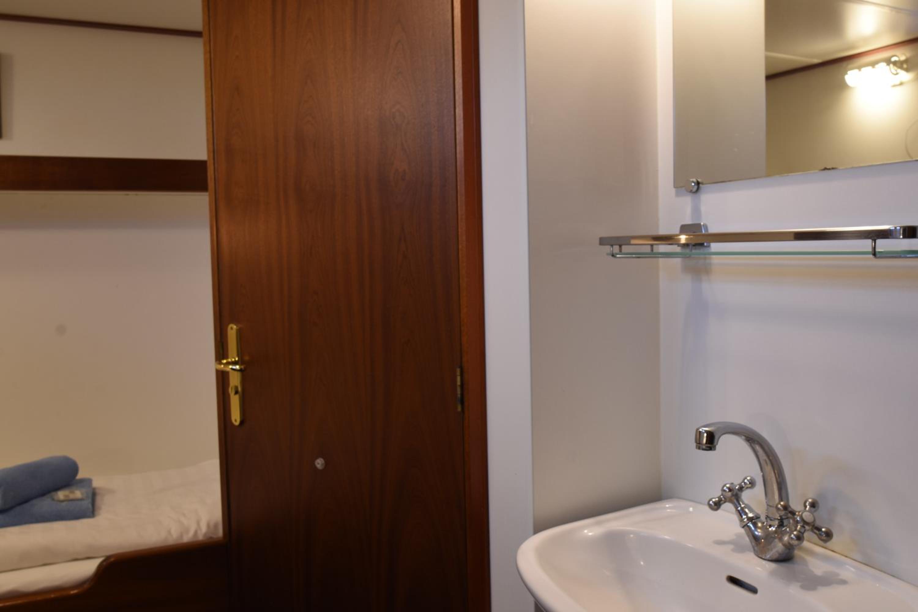 Twin Room with Private Bathroom photo 2
