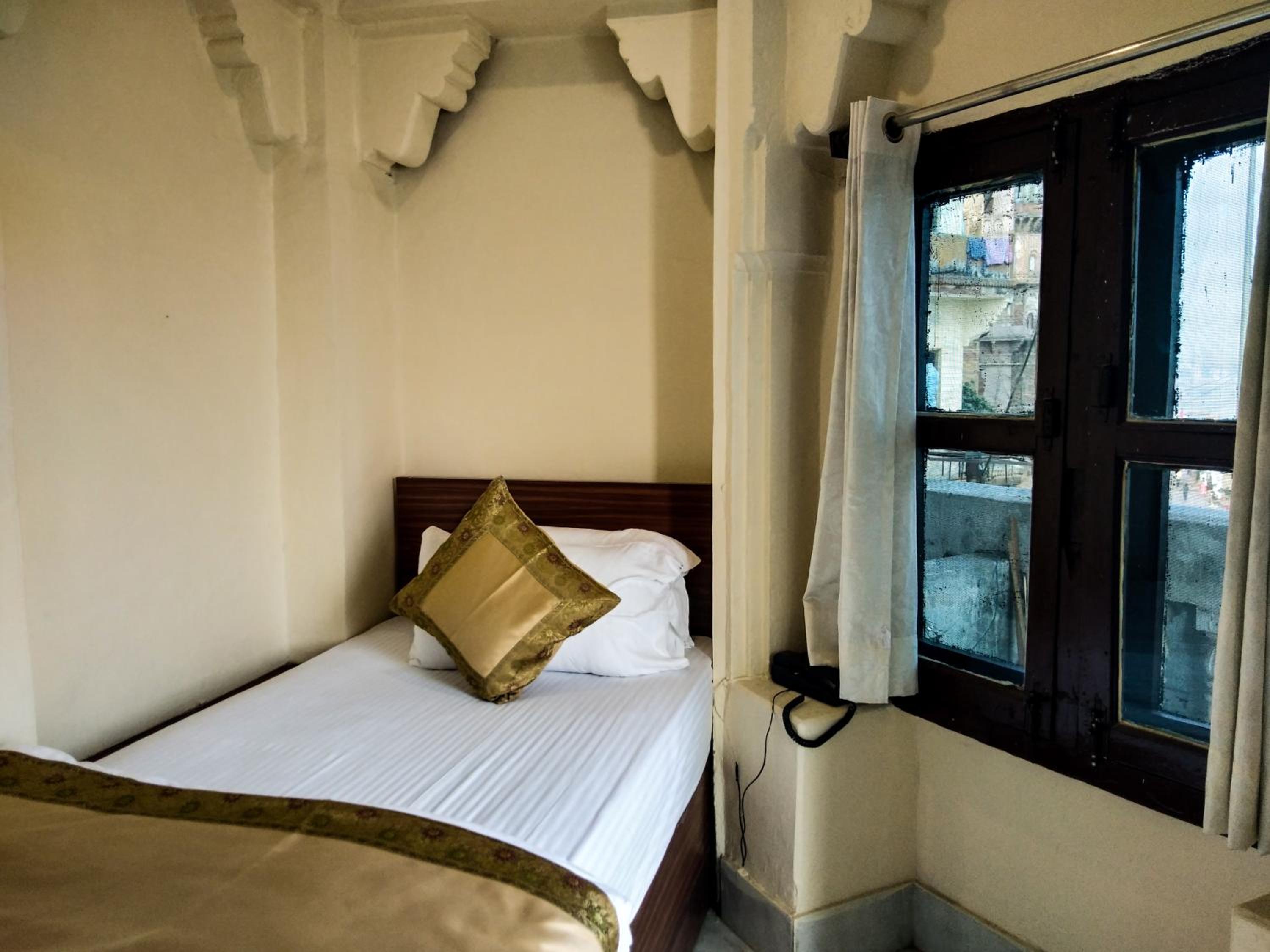 Ekaant Kashi room with Balcony and River View (Darshan Assistance for Kashi Vishwanath Temple Available) - Photo 9