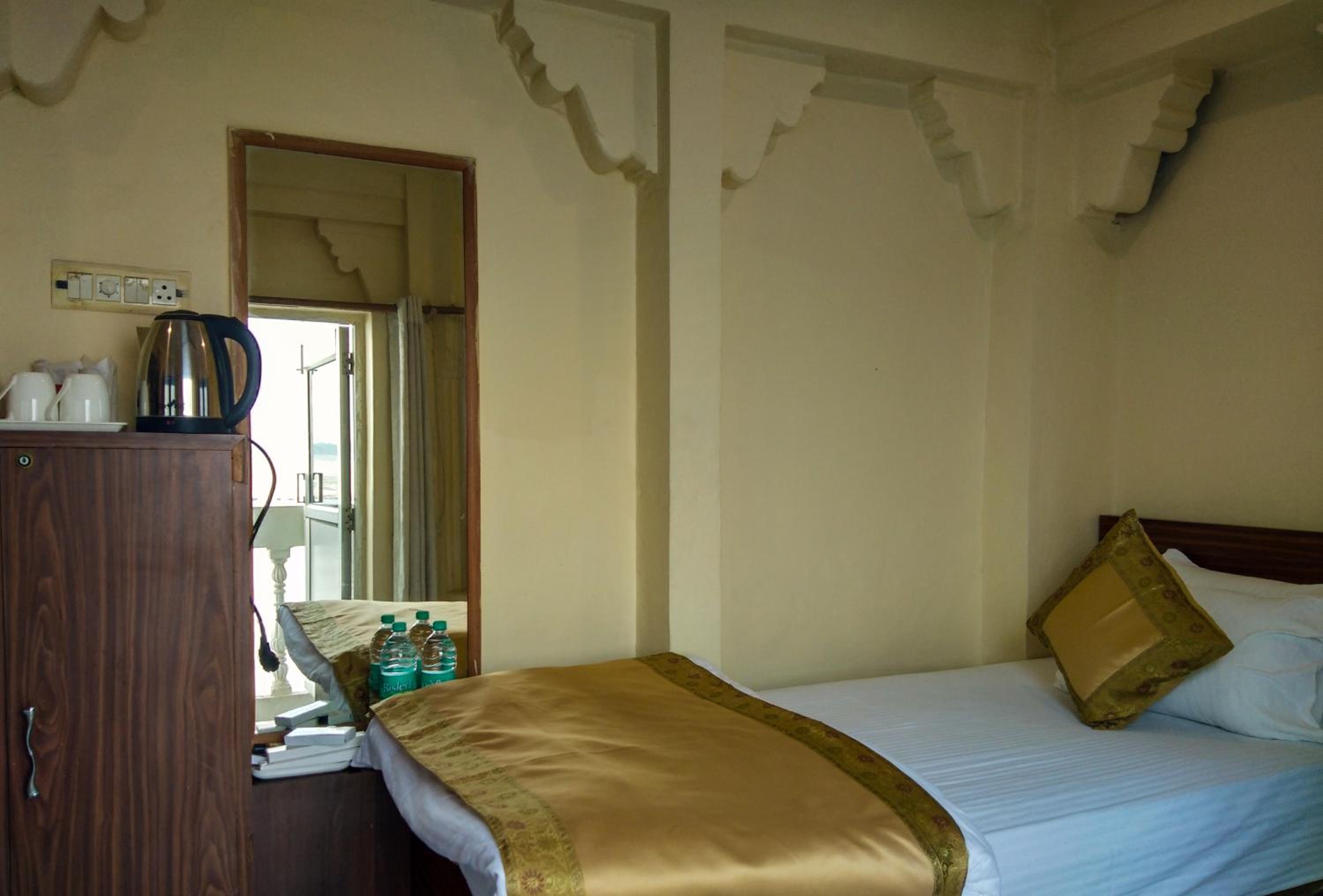 Ekaant Kashi room with Balcony and River View (Darshan Assistance for Kashi Vishwanath Temple Available) - Photo 8