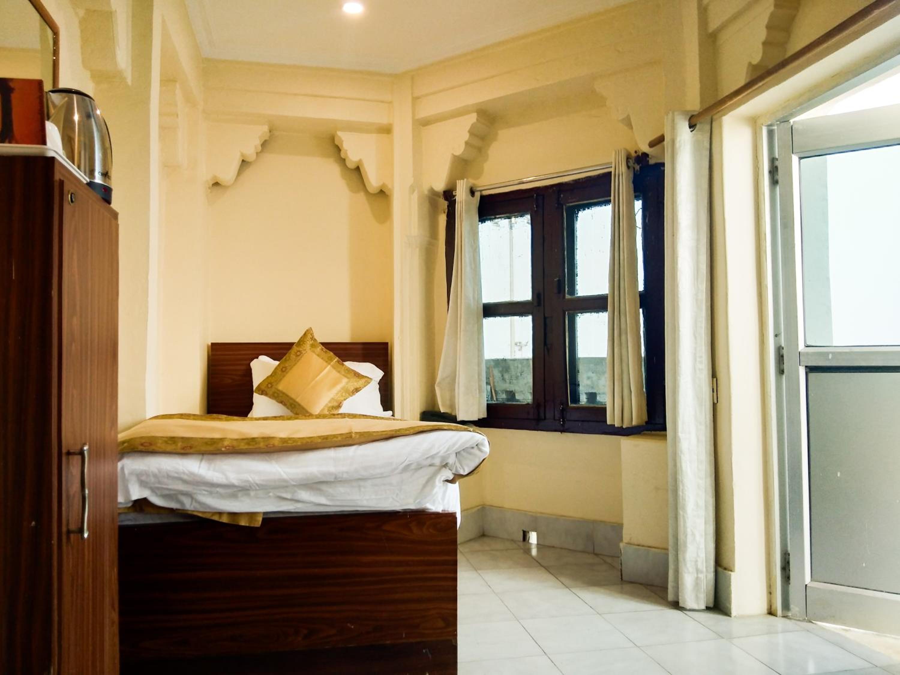 Ekaant Kashi room with Balcony and River View (Darshan Assistance for Kashi Vishwanath Temple Available) - Photo 1