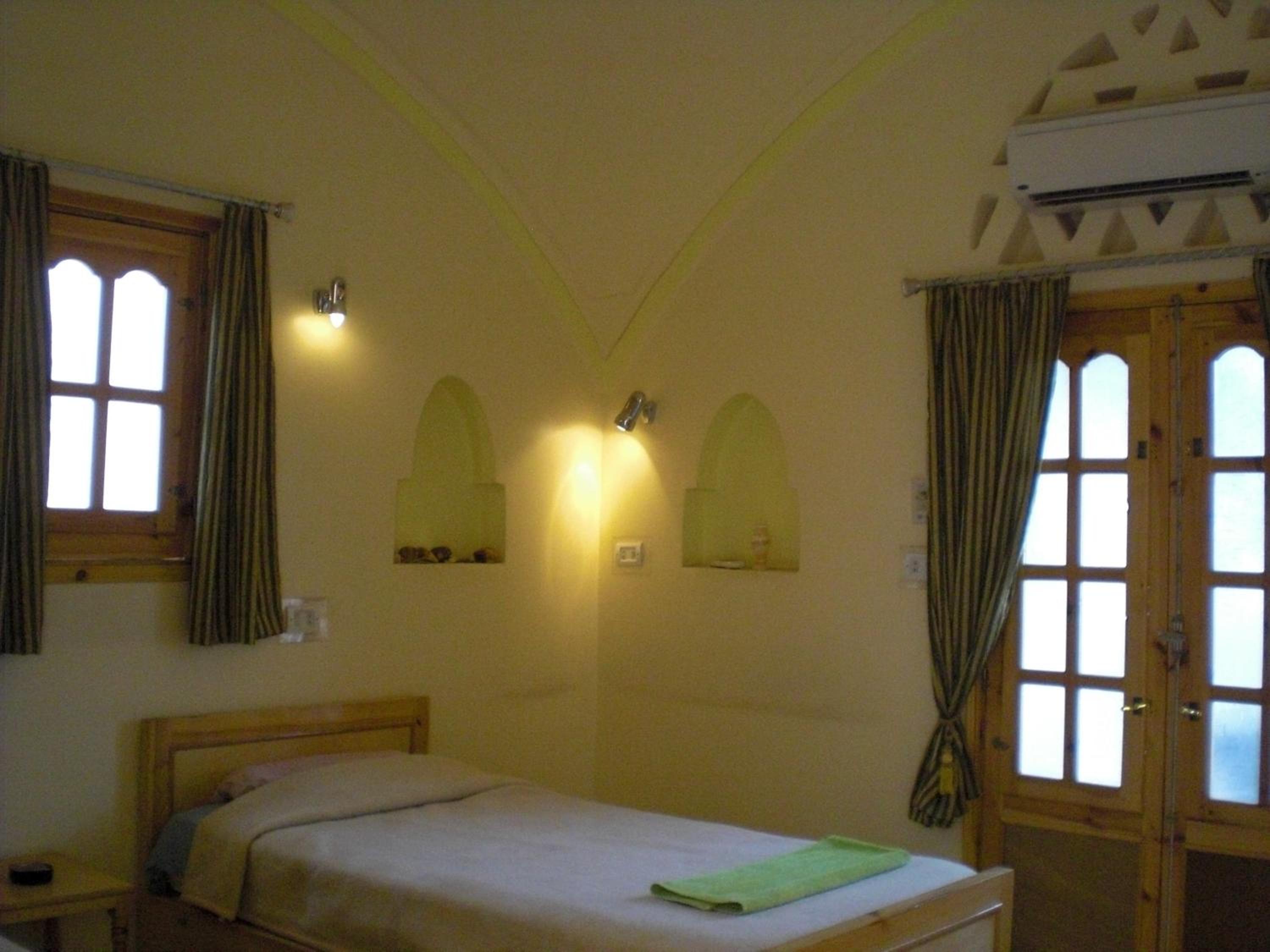 Standard Double or Twin Room - Photo 7