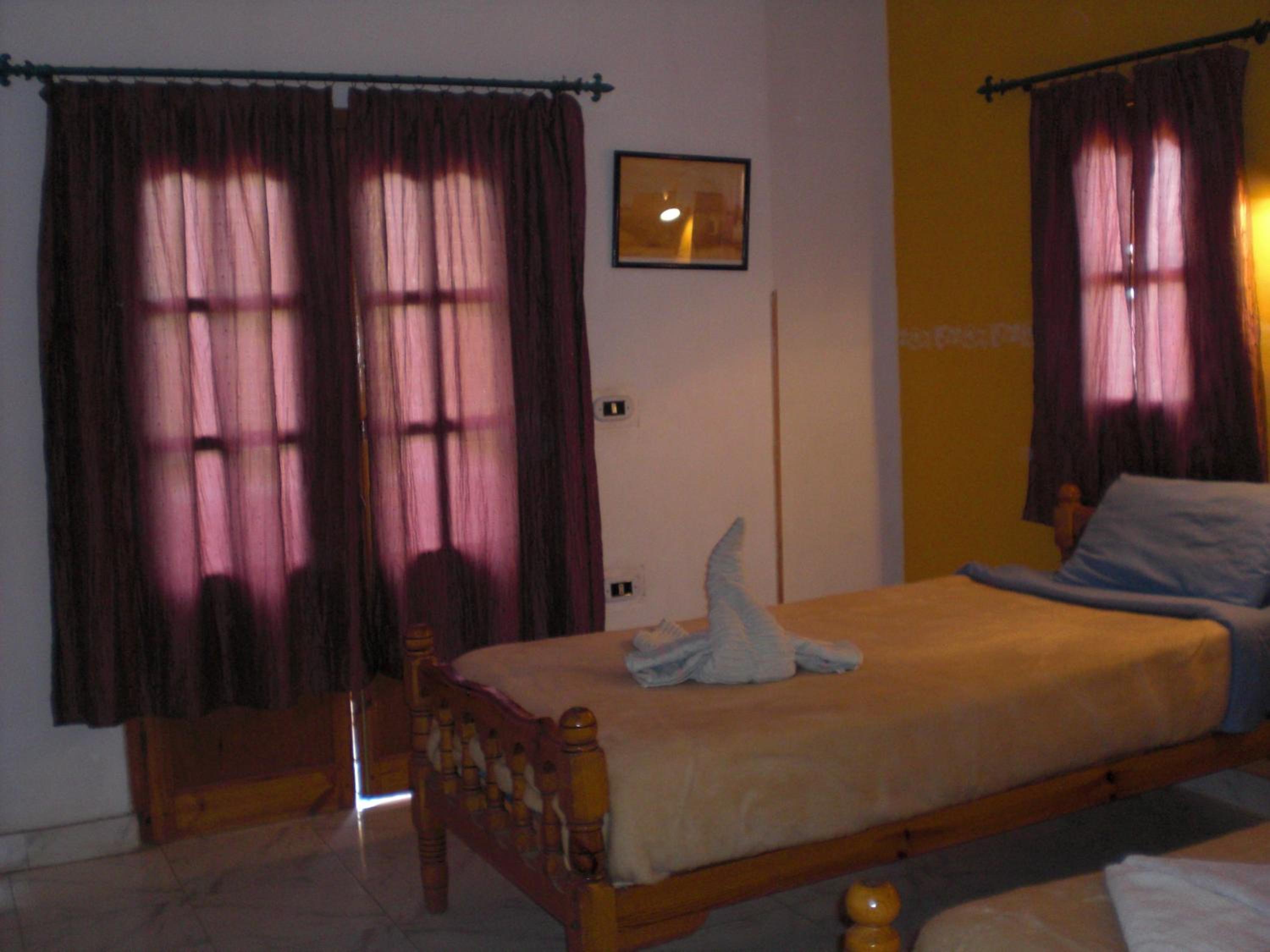 Standard Double or Twin Room - Photo 9