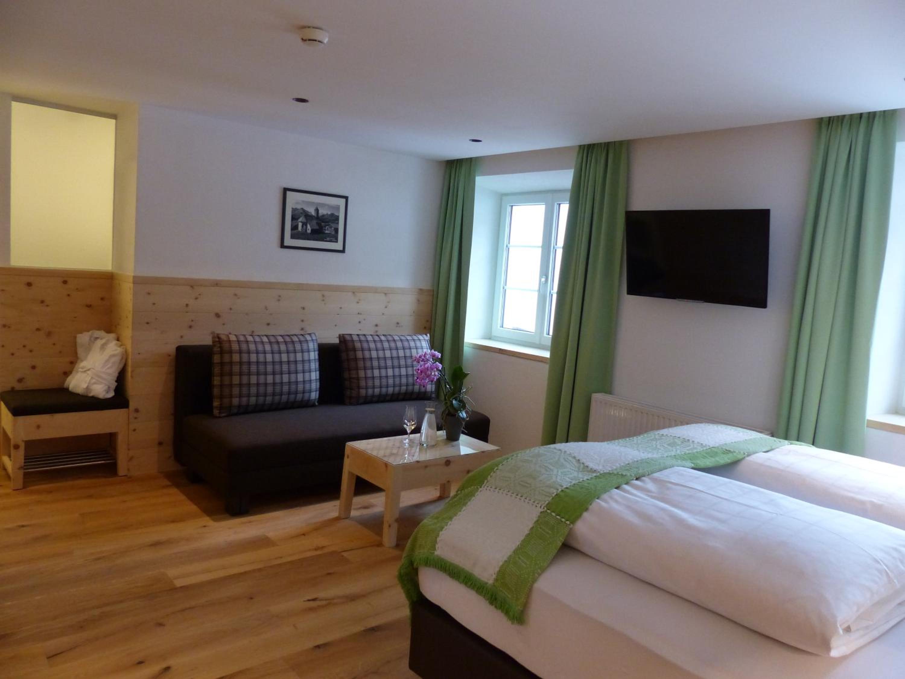 Deluxe Room (2 Adults + 1 Child) - Photo 4