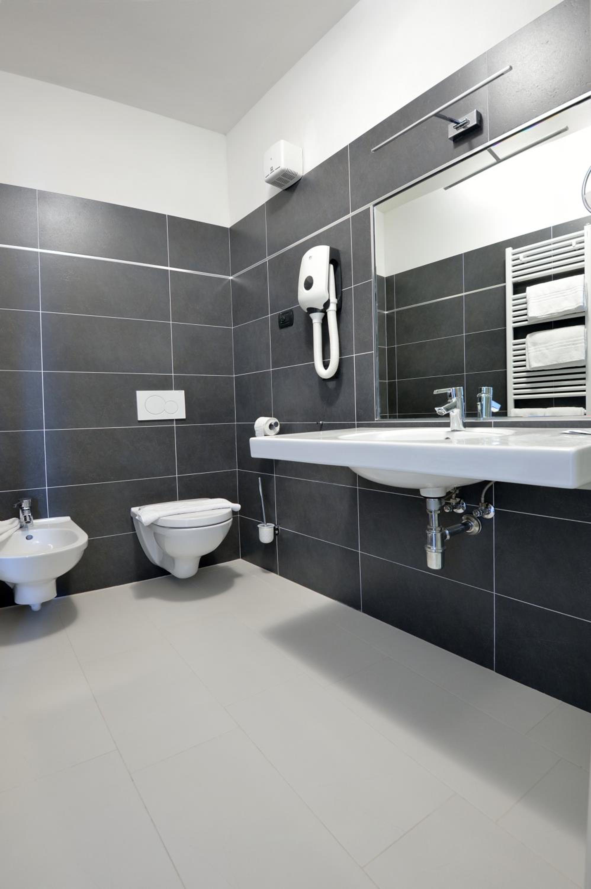 Double or Twin Room - Photo 13