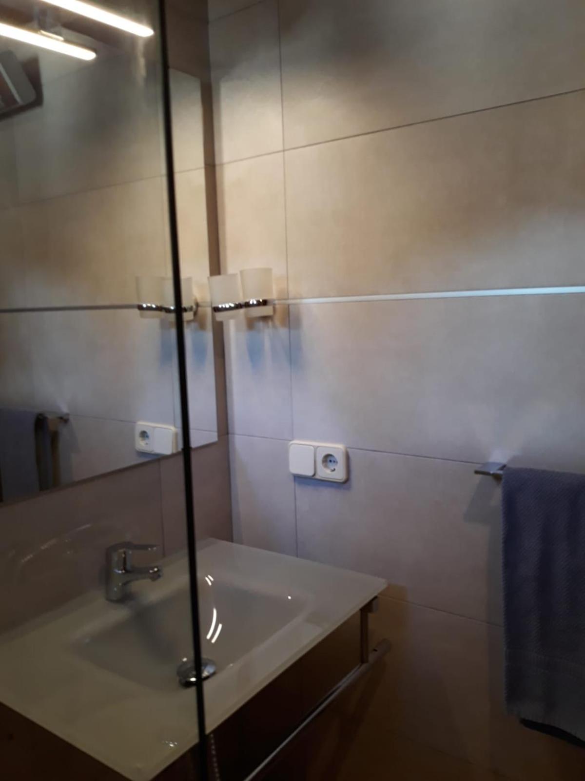 Twin Room - Photo 11