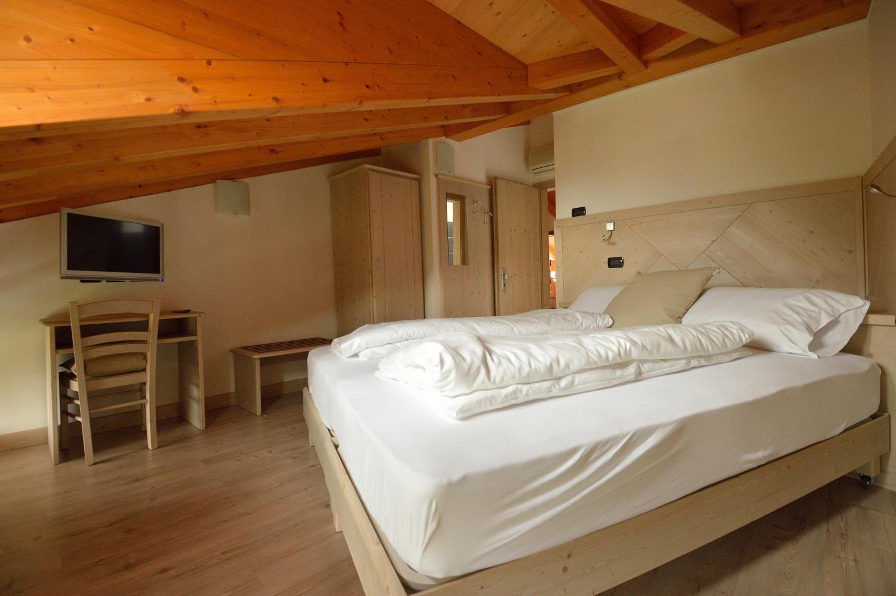 Double or Twin Room - Photo 10