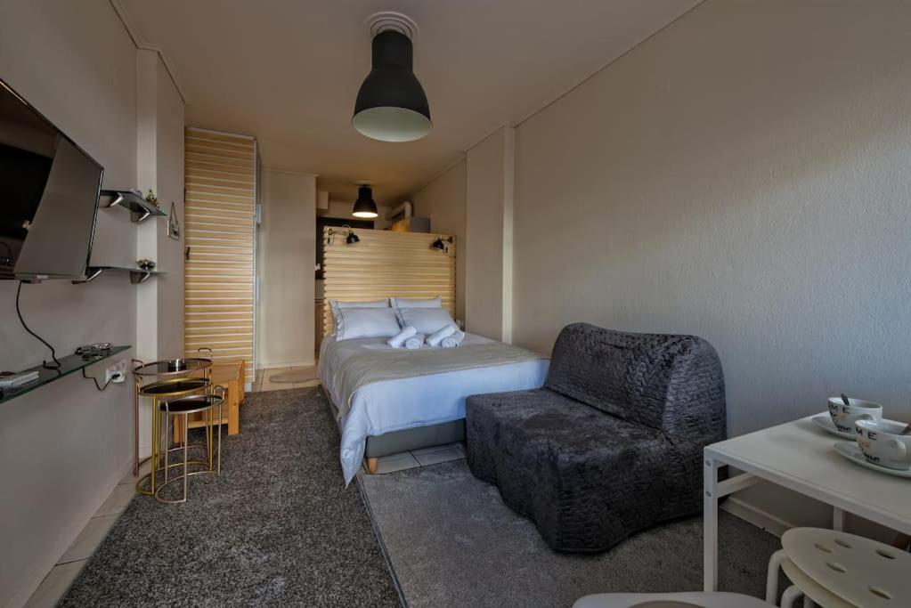 Studio Apartment - Photo 1