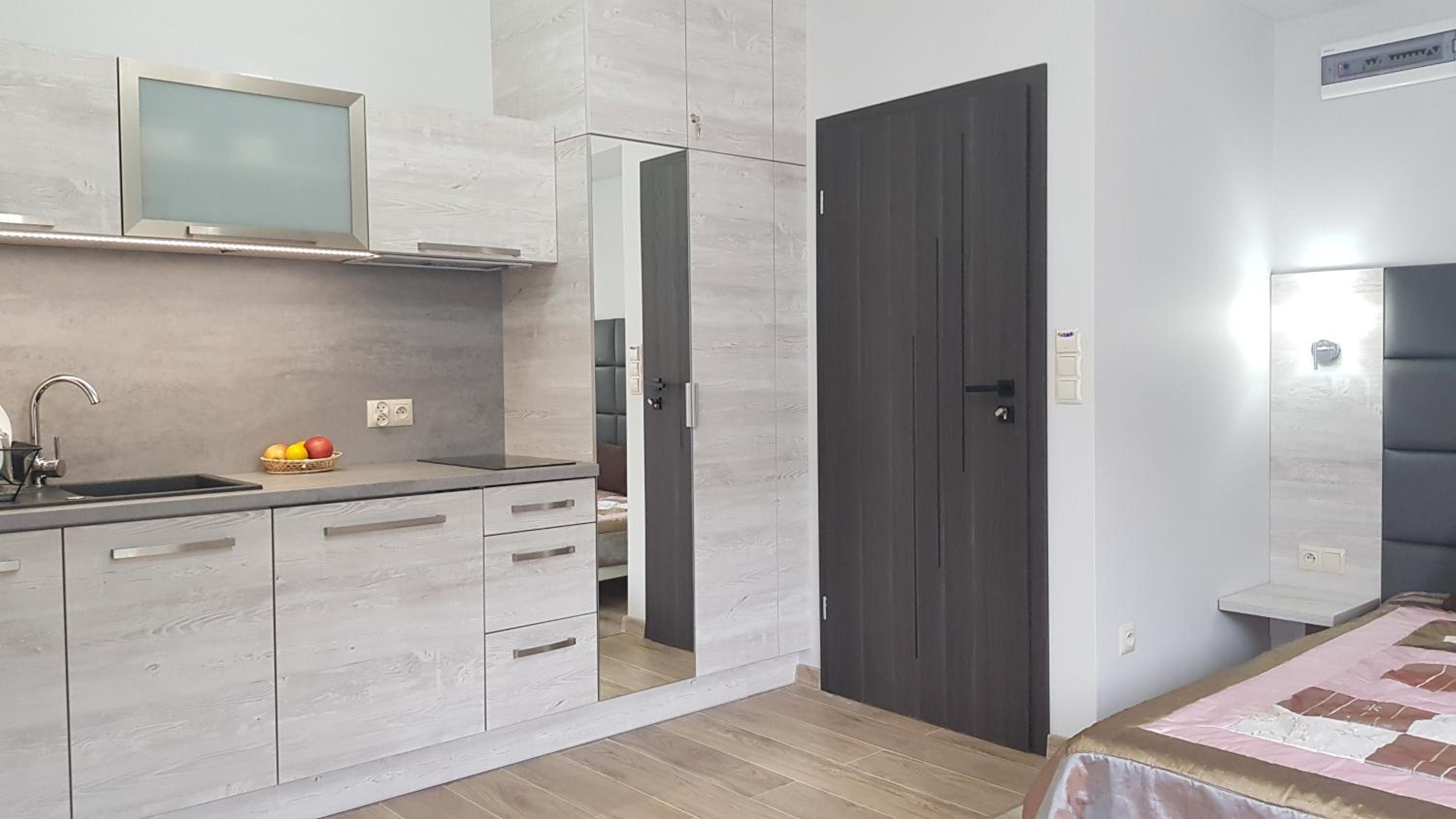 Studio Apartment - Photo 6