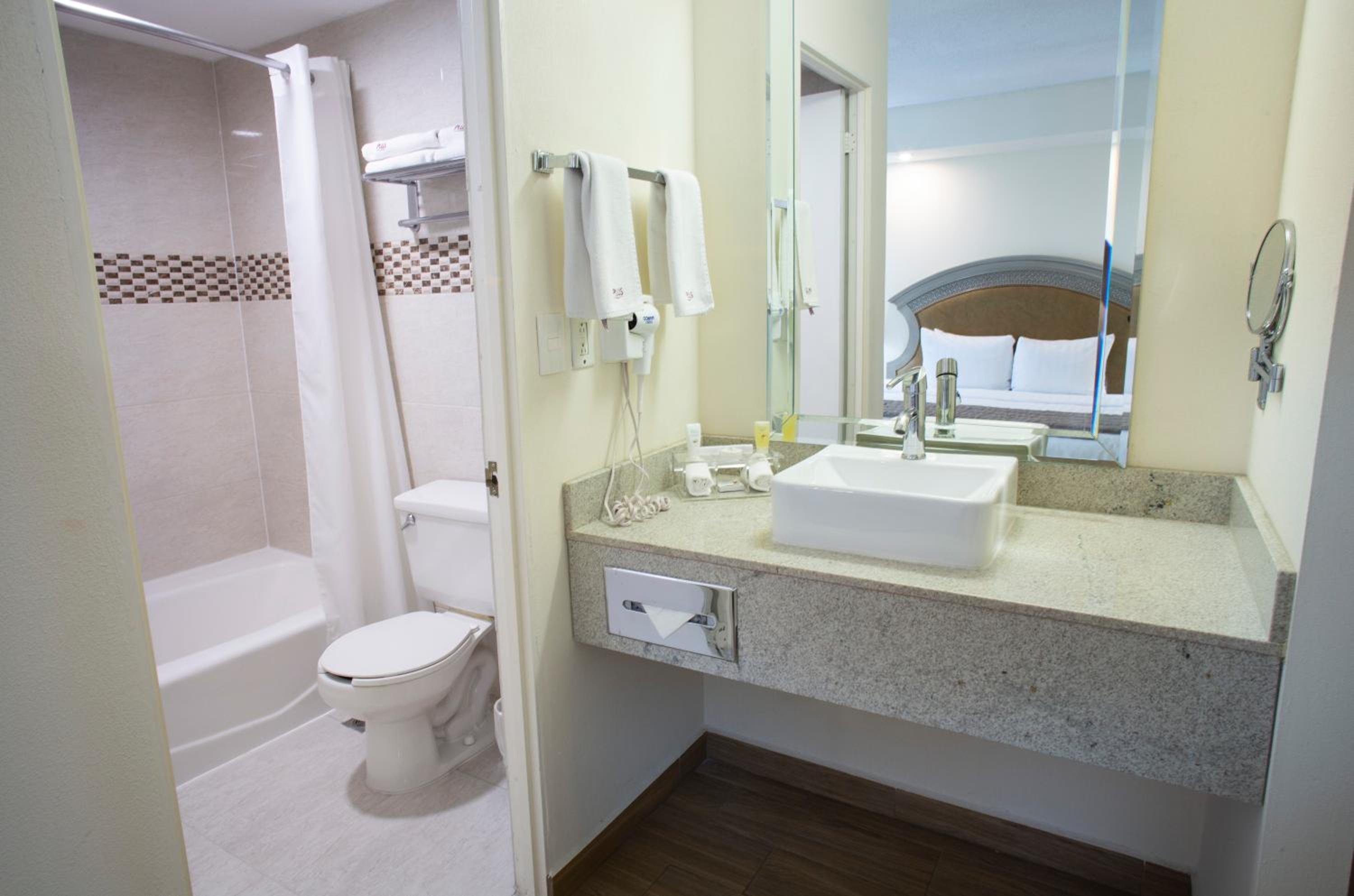 Junior Suite with 2 Double Beds and Kitchenette - Non Smoking - Photo 2