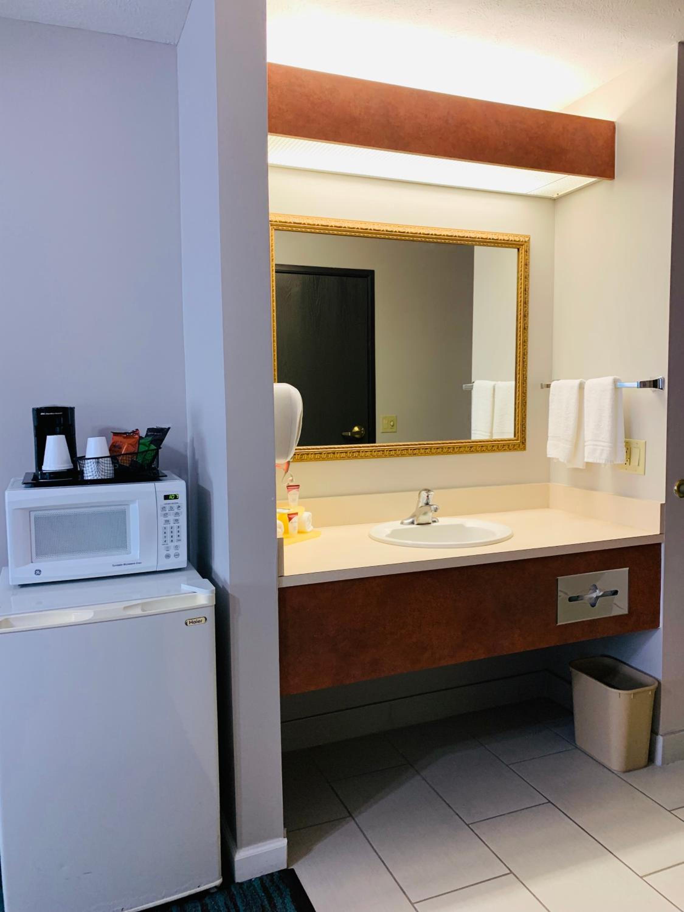 Queen Suite with Two Queen Beds - Photo 5